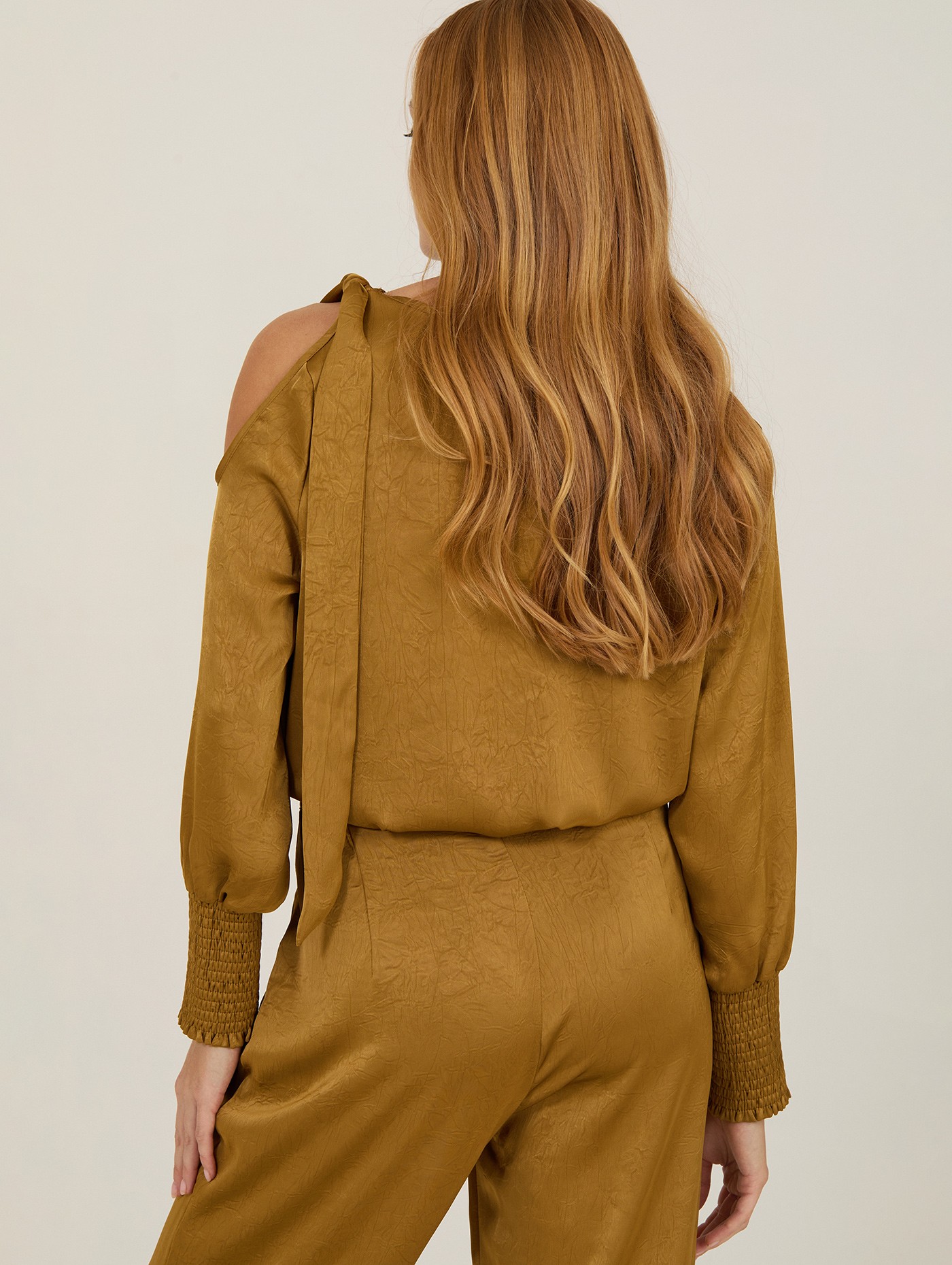 Blusa satinada cut-out 4