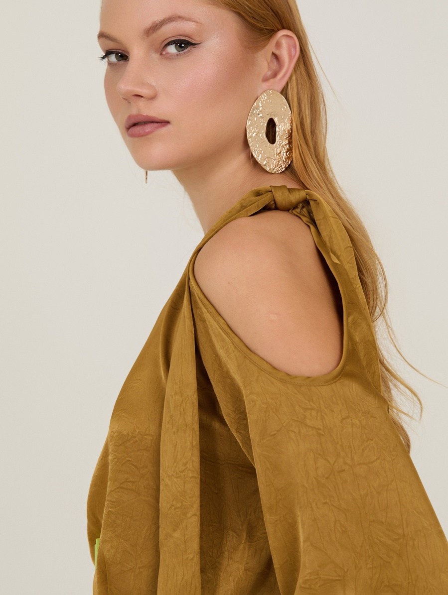 Satinbluse mit Cut-Outs