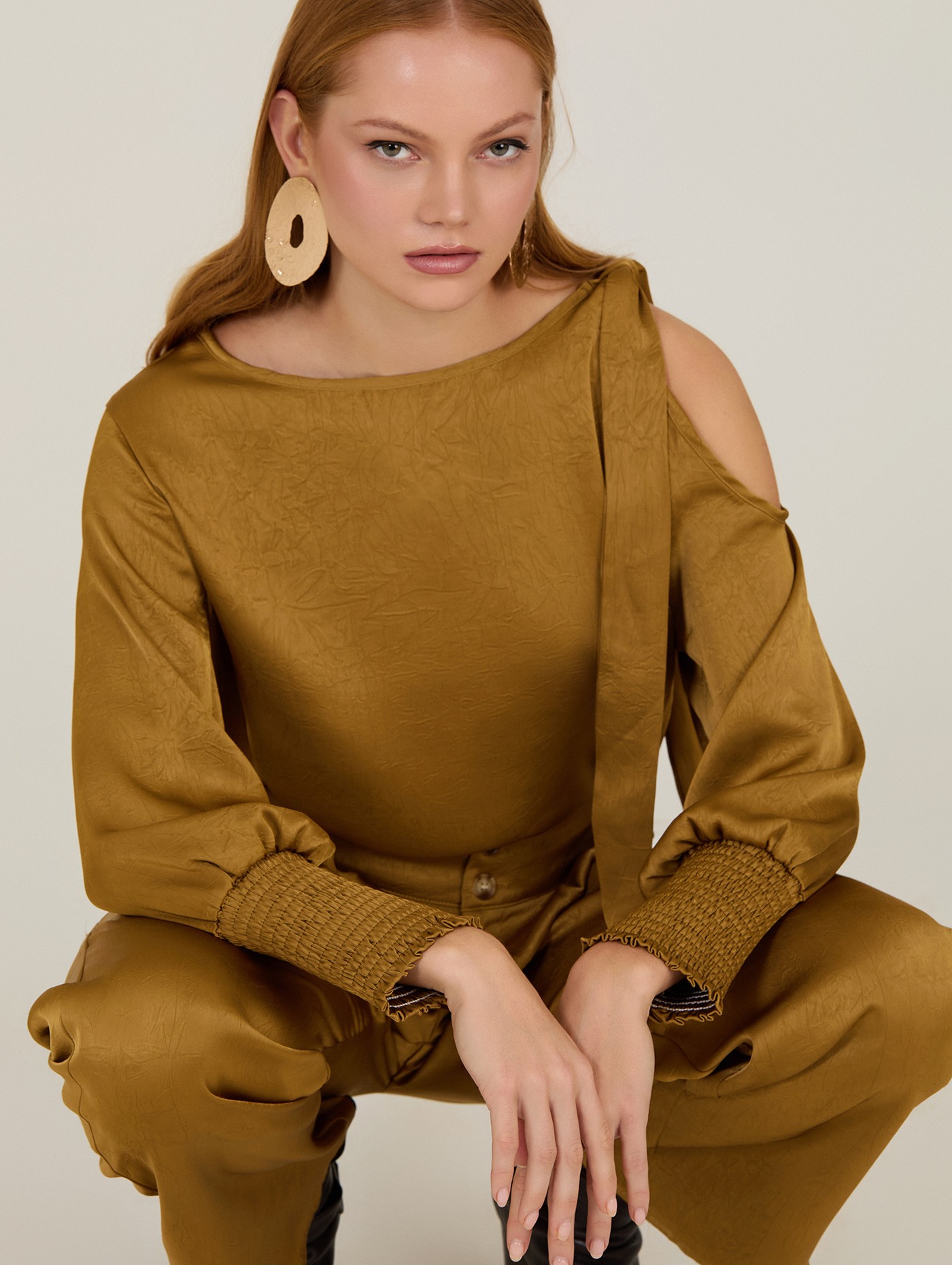 Blusa satinada cut-out 3