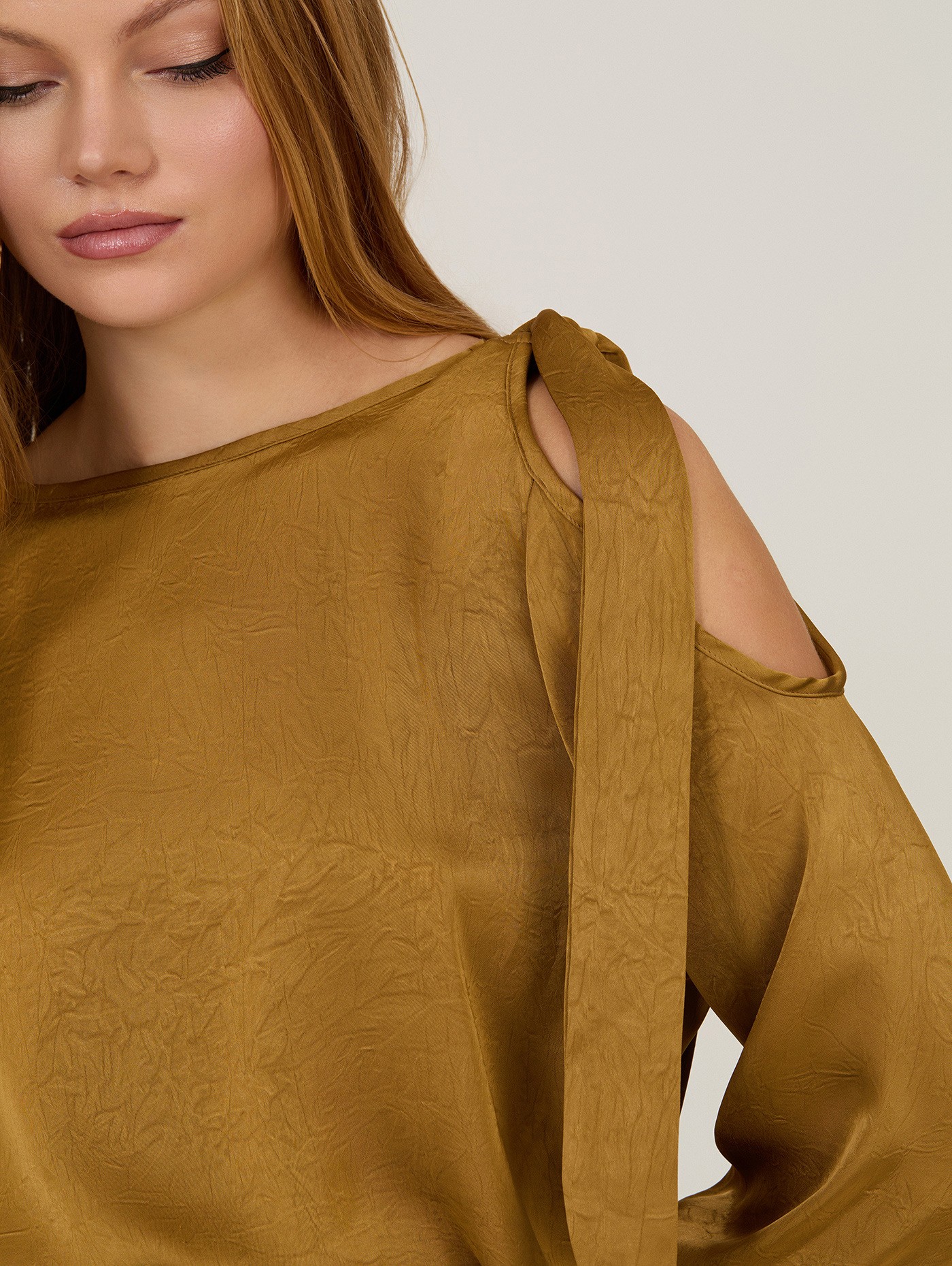 Blusa satinada cut-out 5
