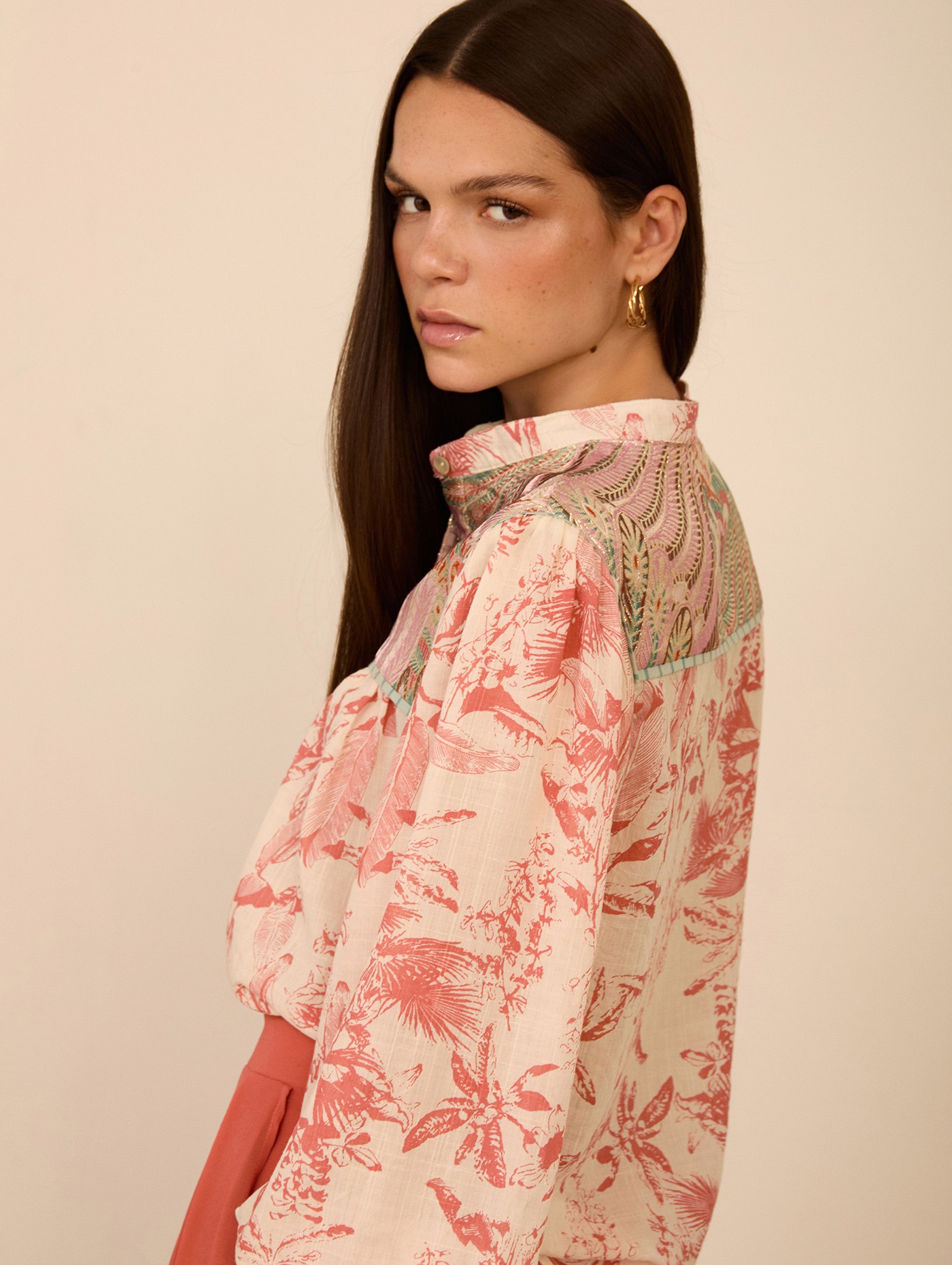 Blusa estampada bimateria 3