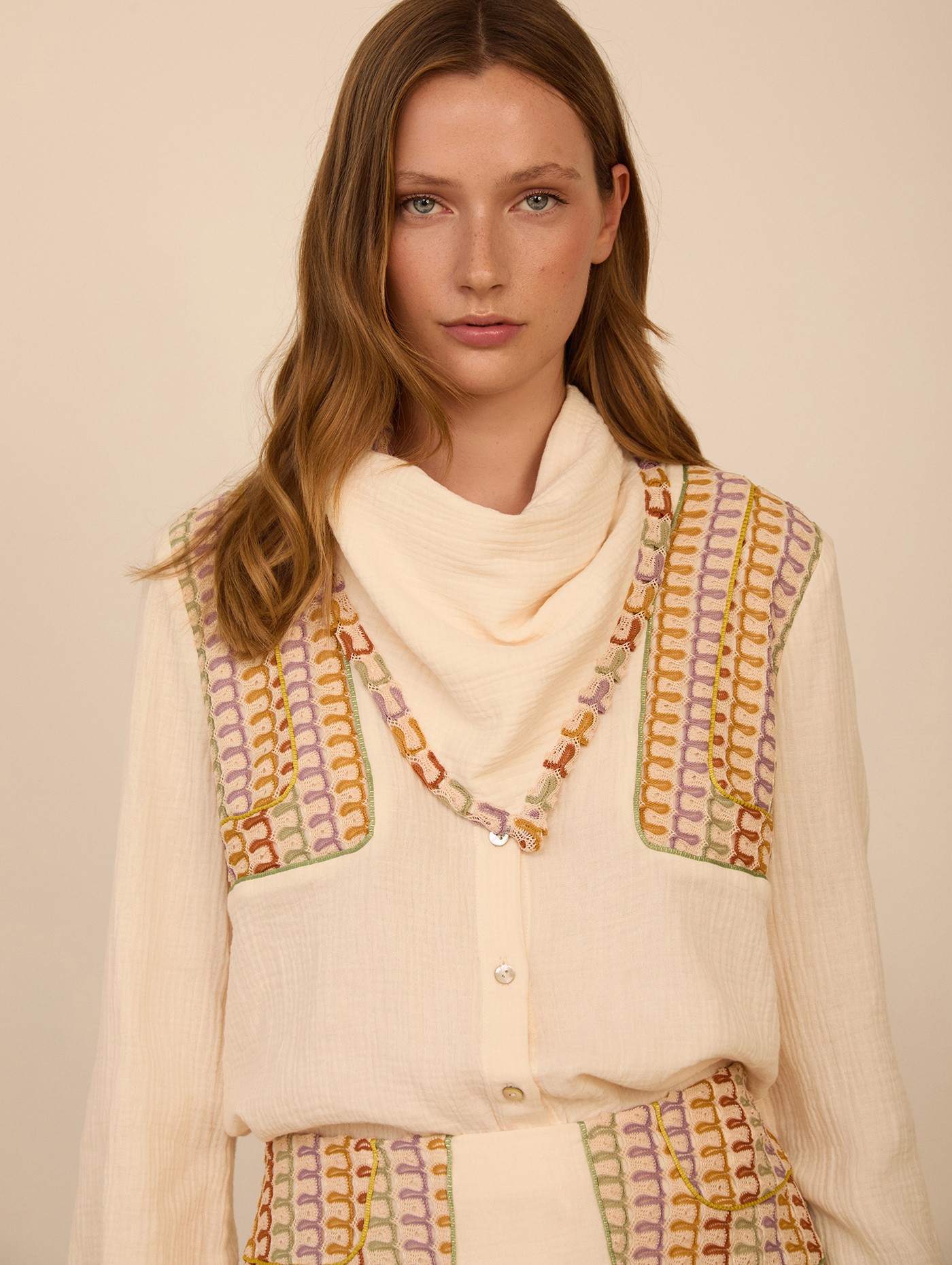 Blusa bimateria con pañuelo 1