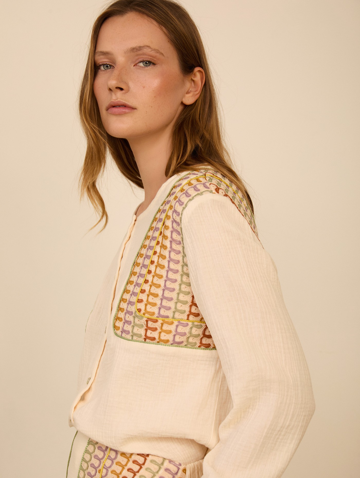 Blusa bimateria con pañuelo 5