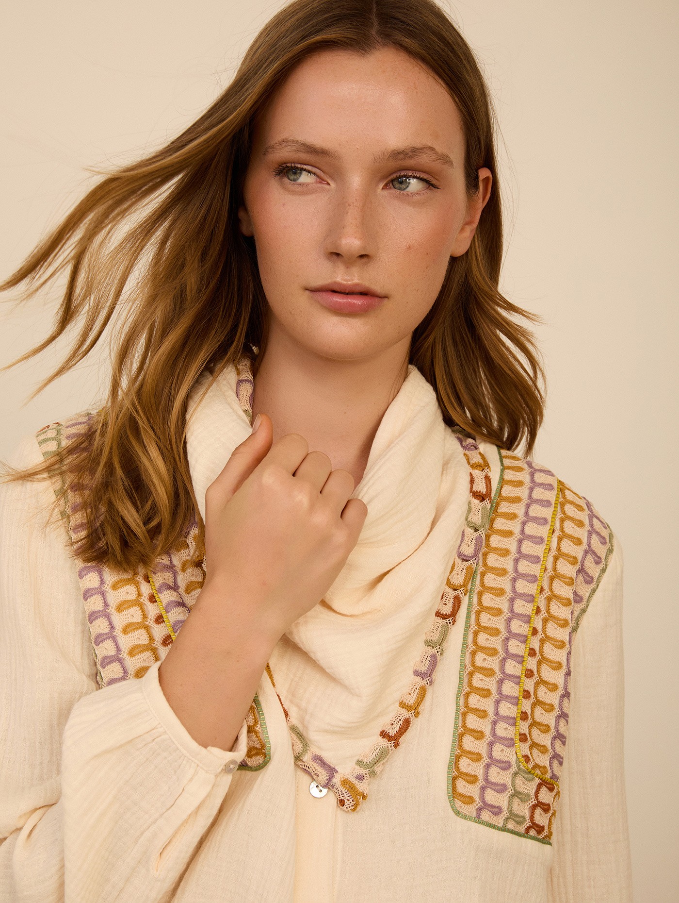 Blusa bimateria con pañuelo 3