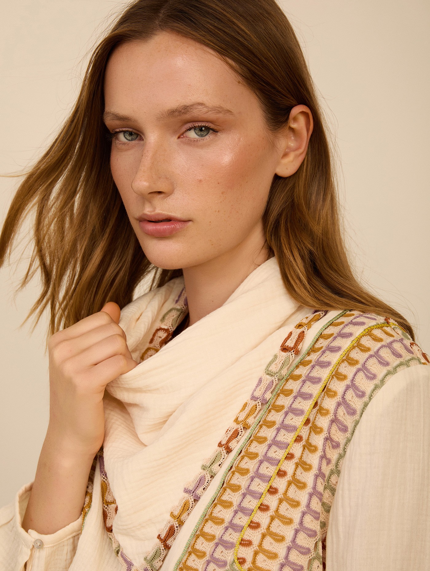 Blusa bimateria con pañuelo 7