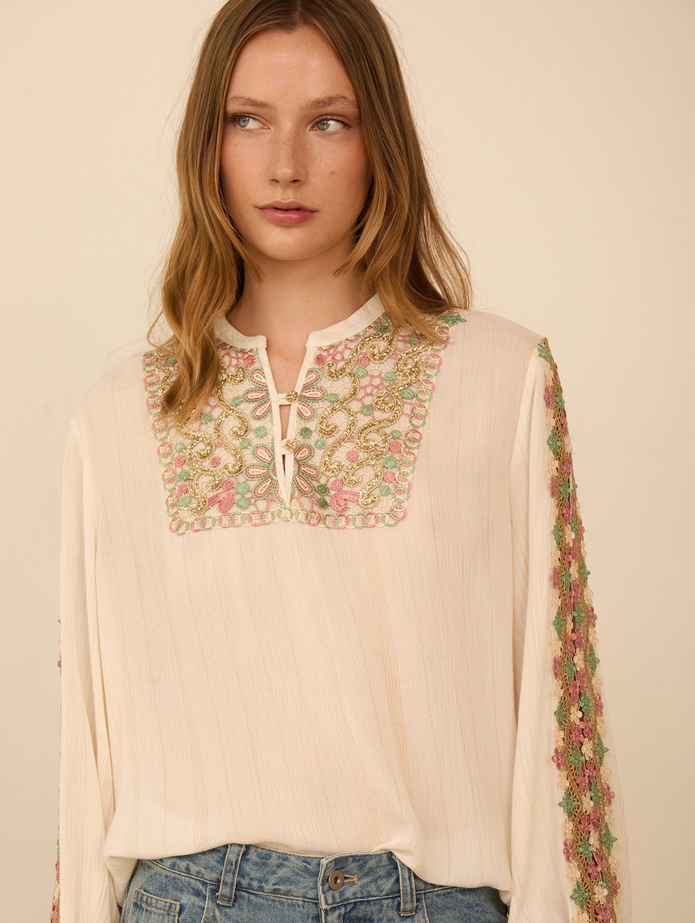 Blusa con fornituras