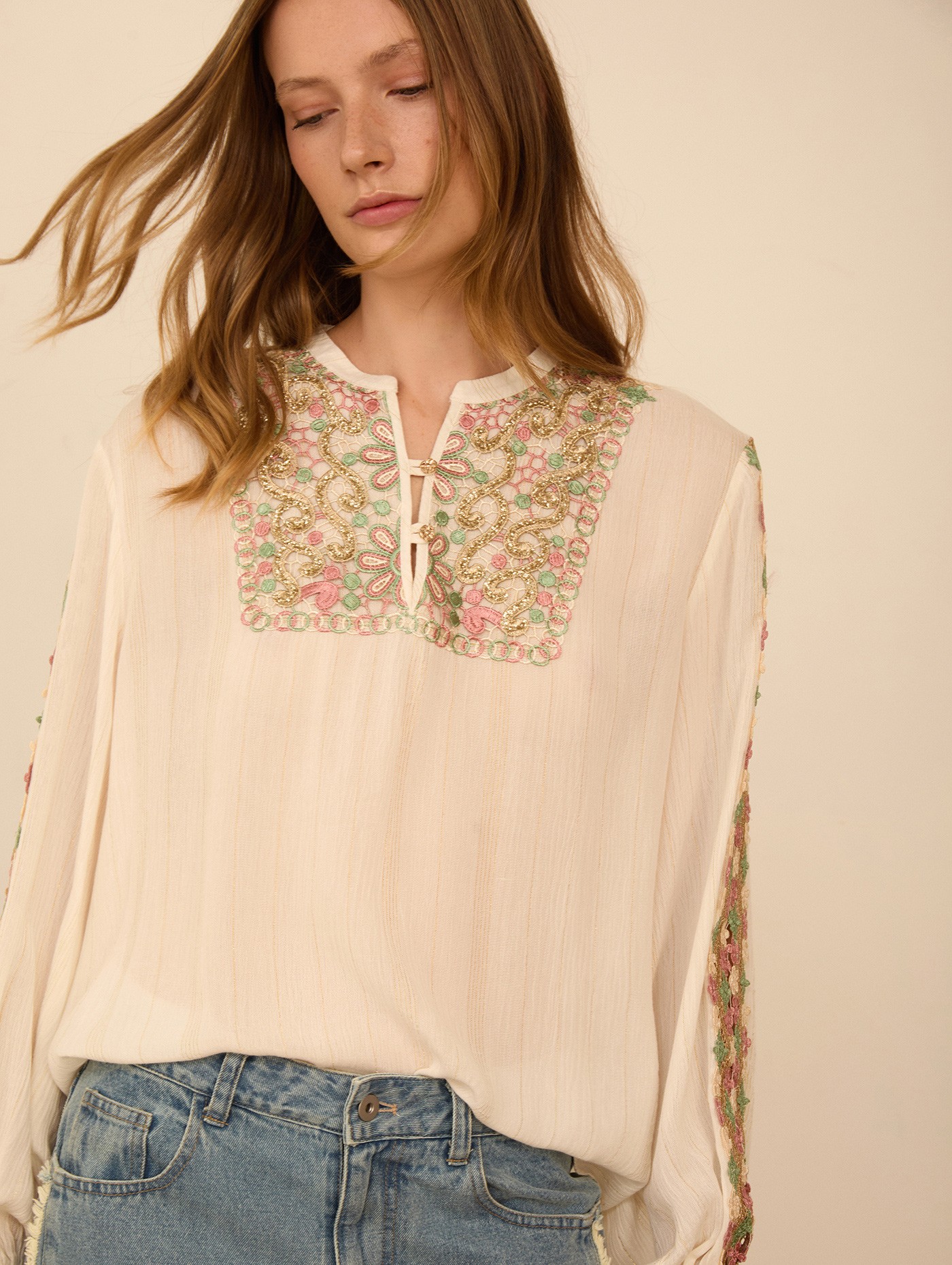 Blusa con fornituras 5