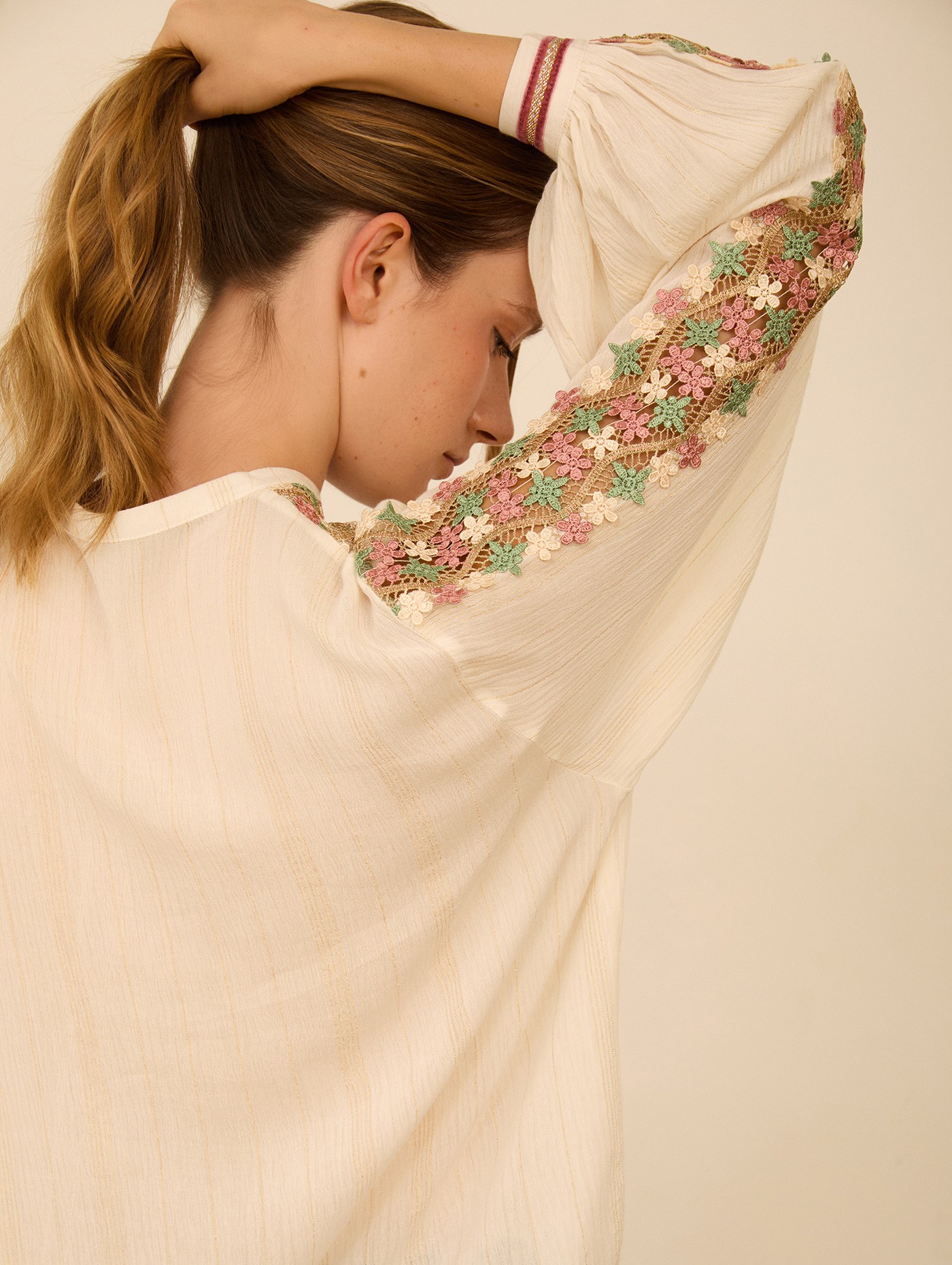 Blusa con fornituras 2