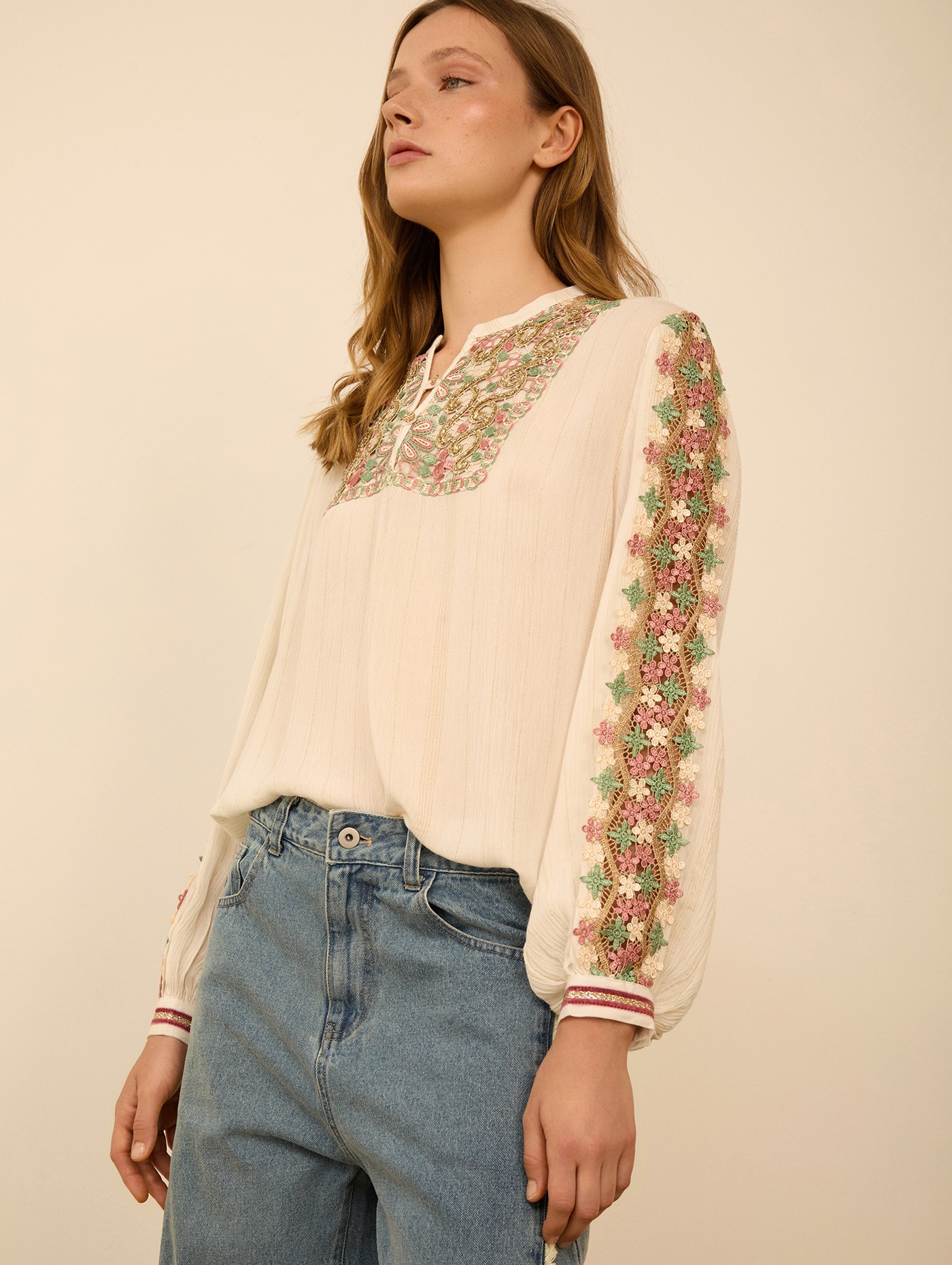 Blusa con fornituras 1