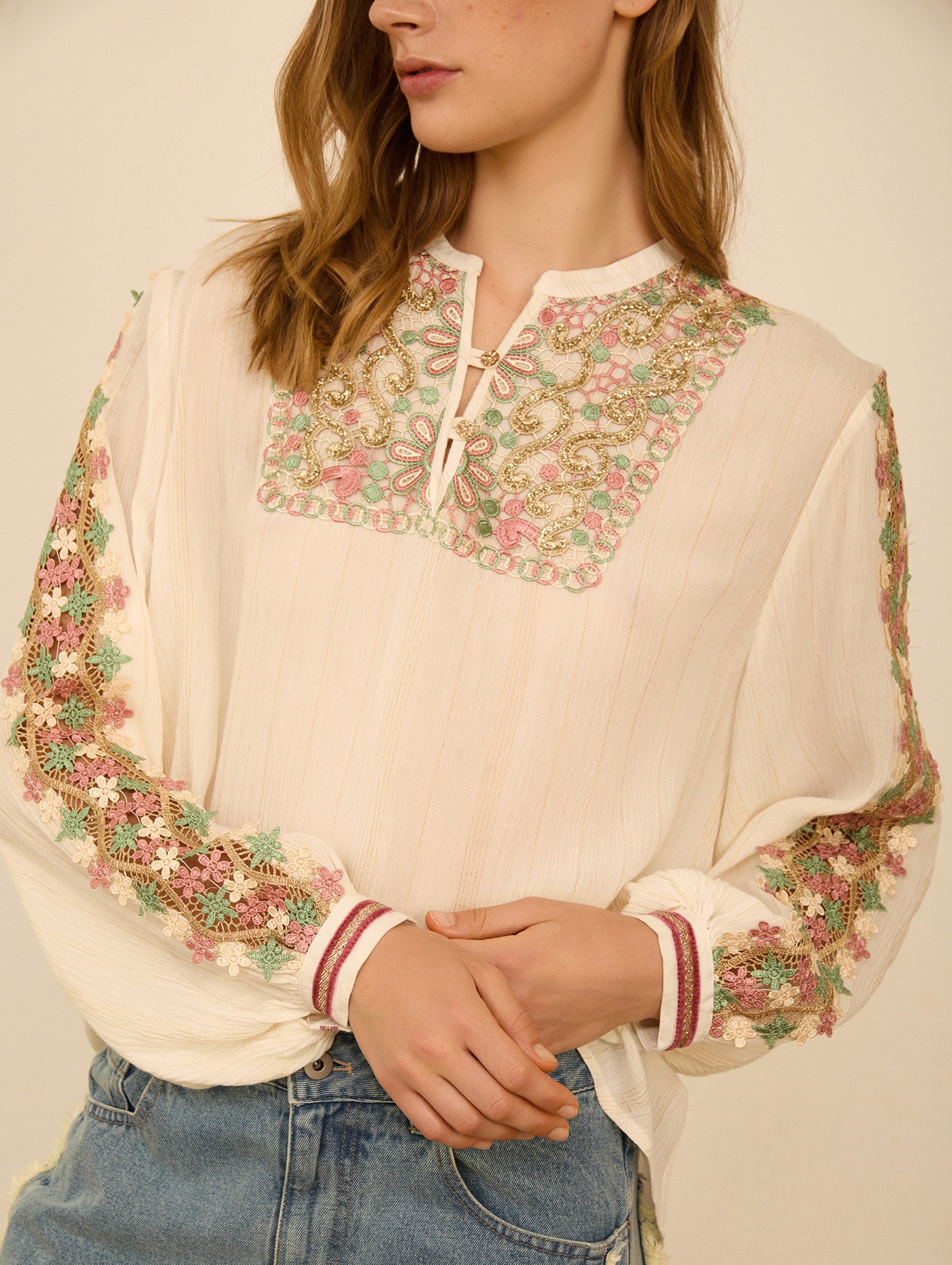 Blusa con fornituras 4