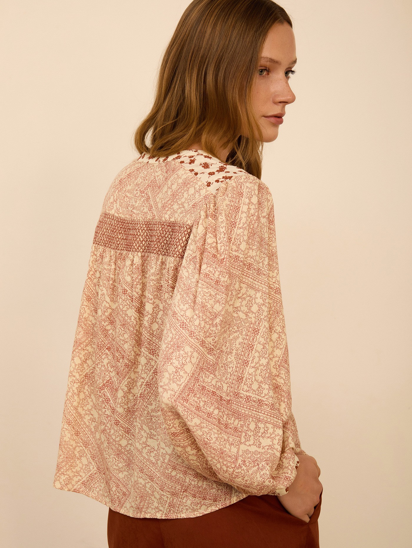 Blusa estampada con smock 6