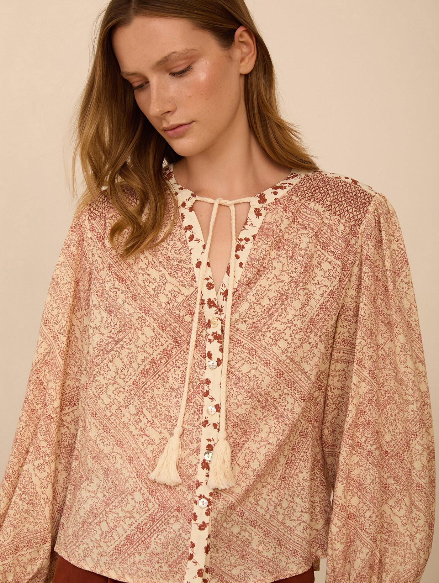 Blusa estampada con smock