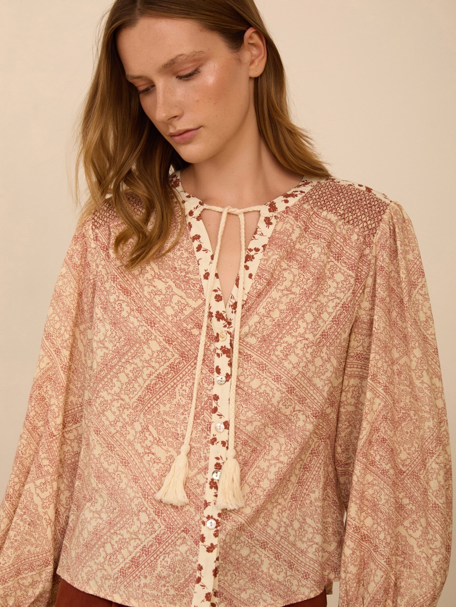 Blusa estampada con smock