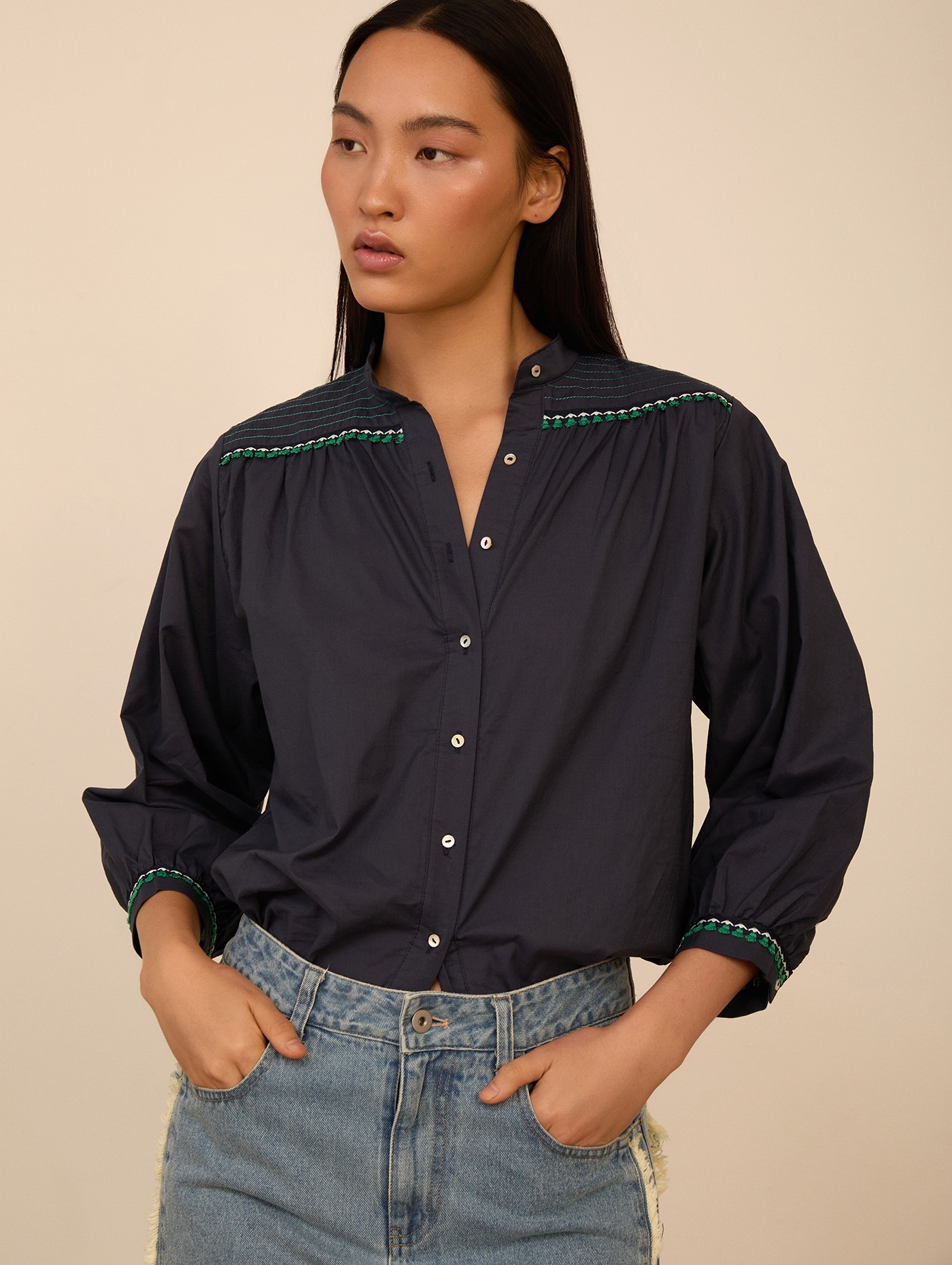 Blusa con fornituras 5