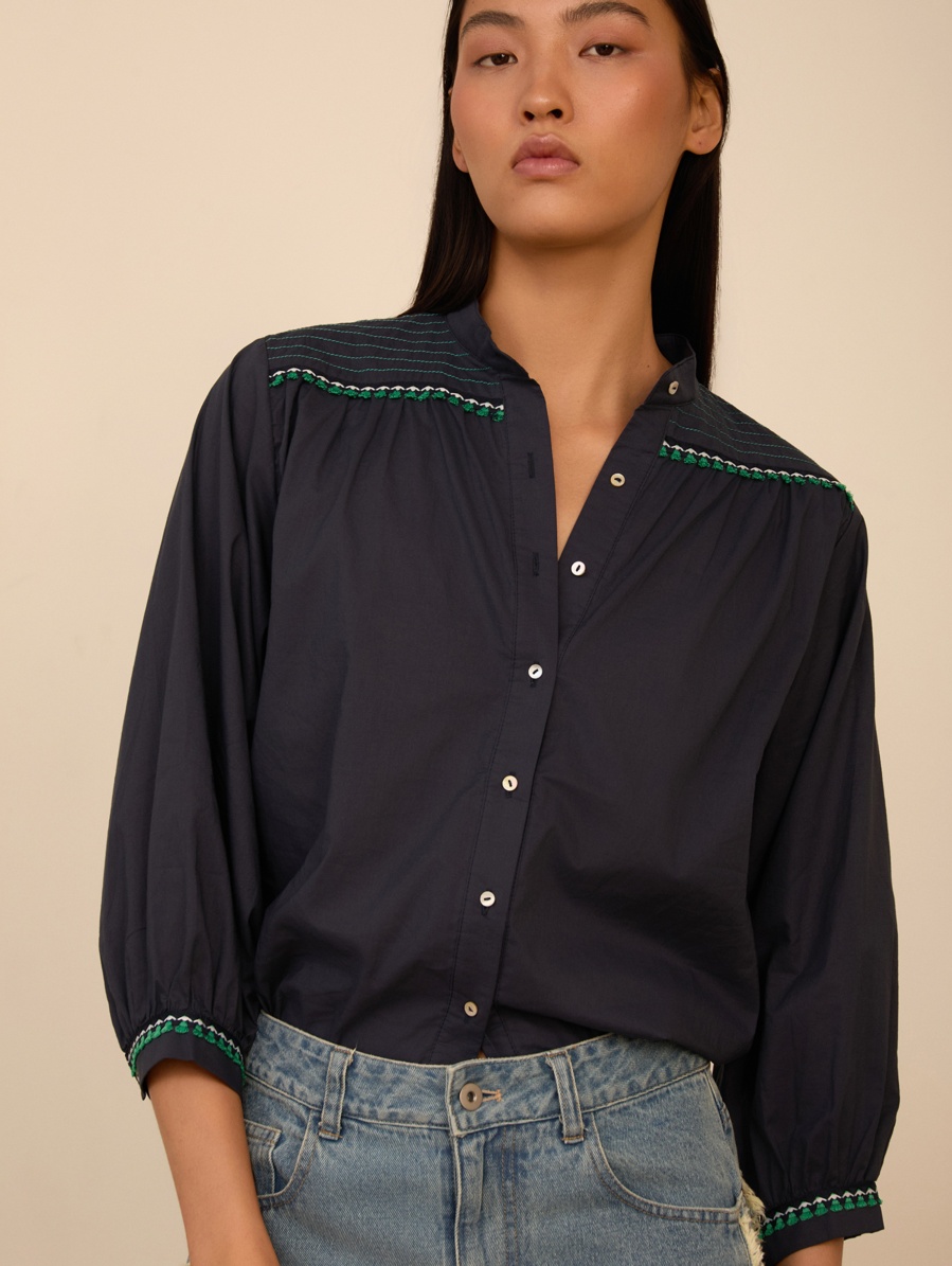 Blusa con fornituras