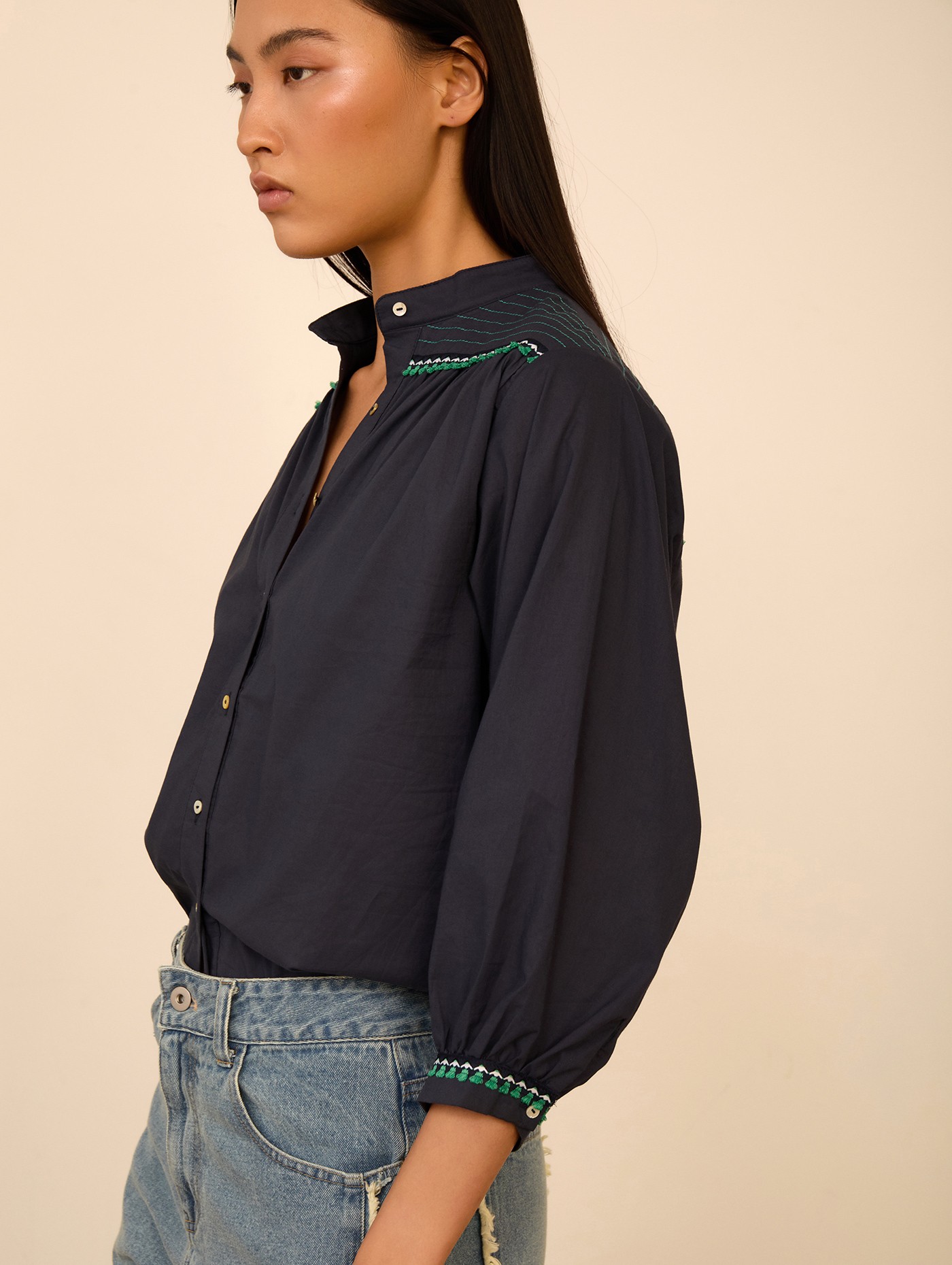 Blusa con fornituras 4