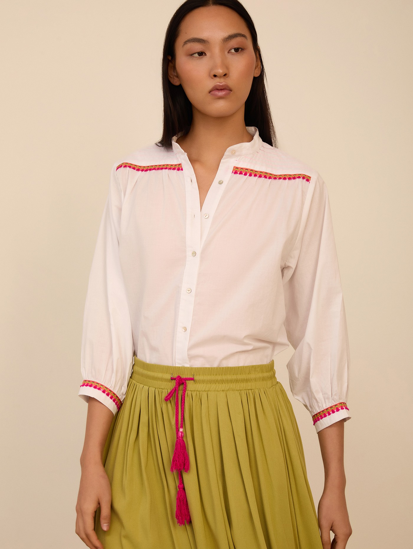 Blusa con fornituras 2