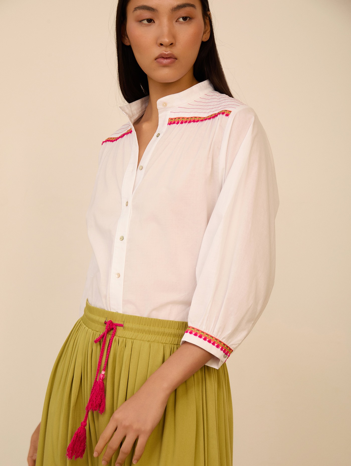 Blusa con fornituras