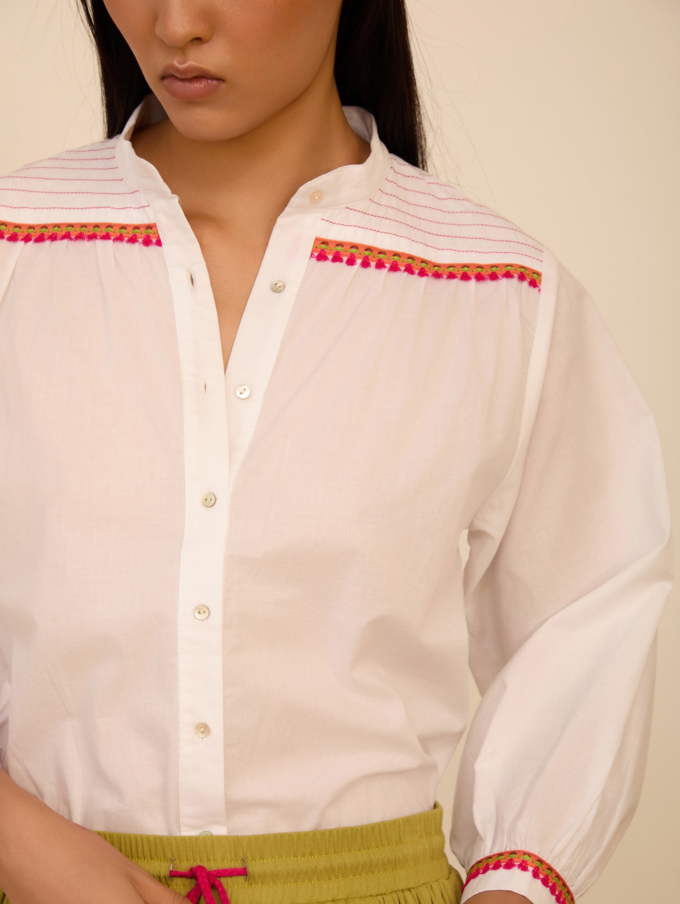 Blusa con fornituras 3