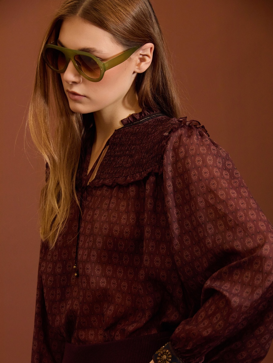 Blusa gasa estampada tachuelas