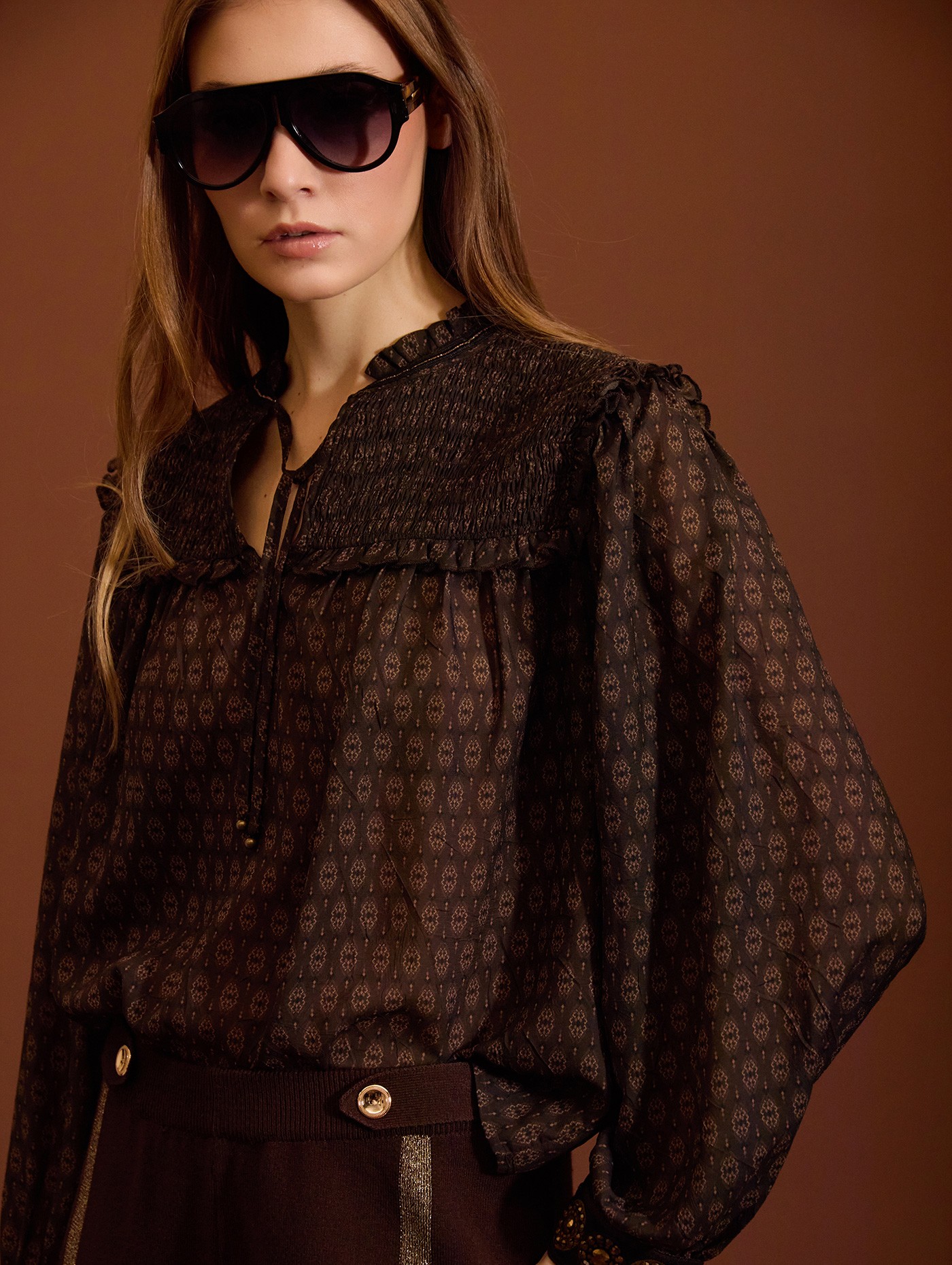 Blusa de gasa estampada con tachuelas