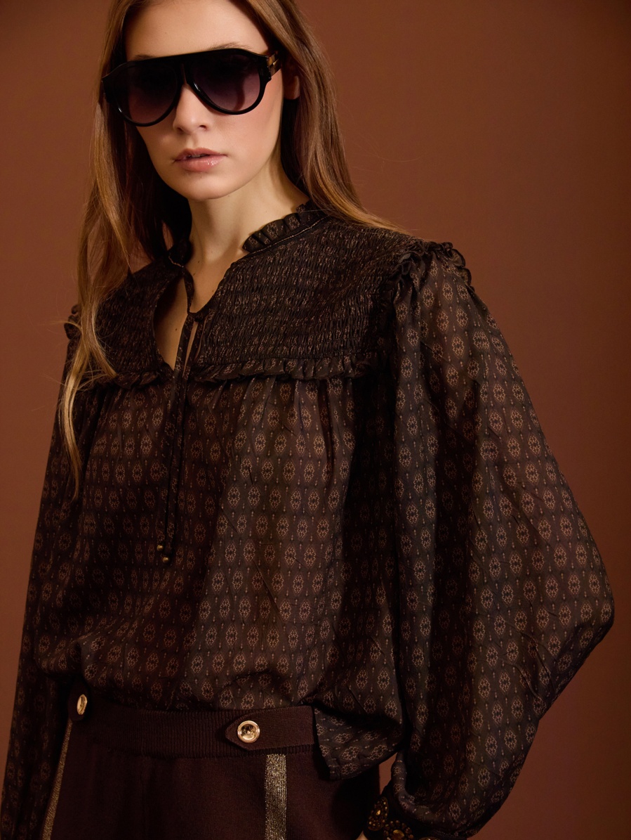 Blusa de gasa estampada con tachuelas