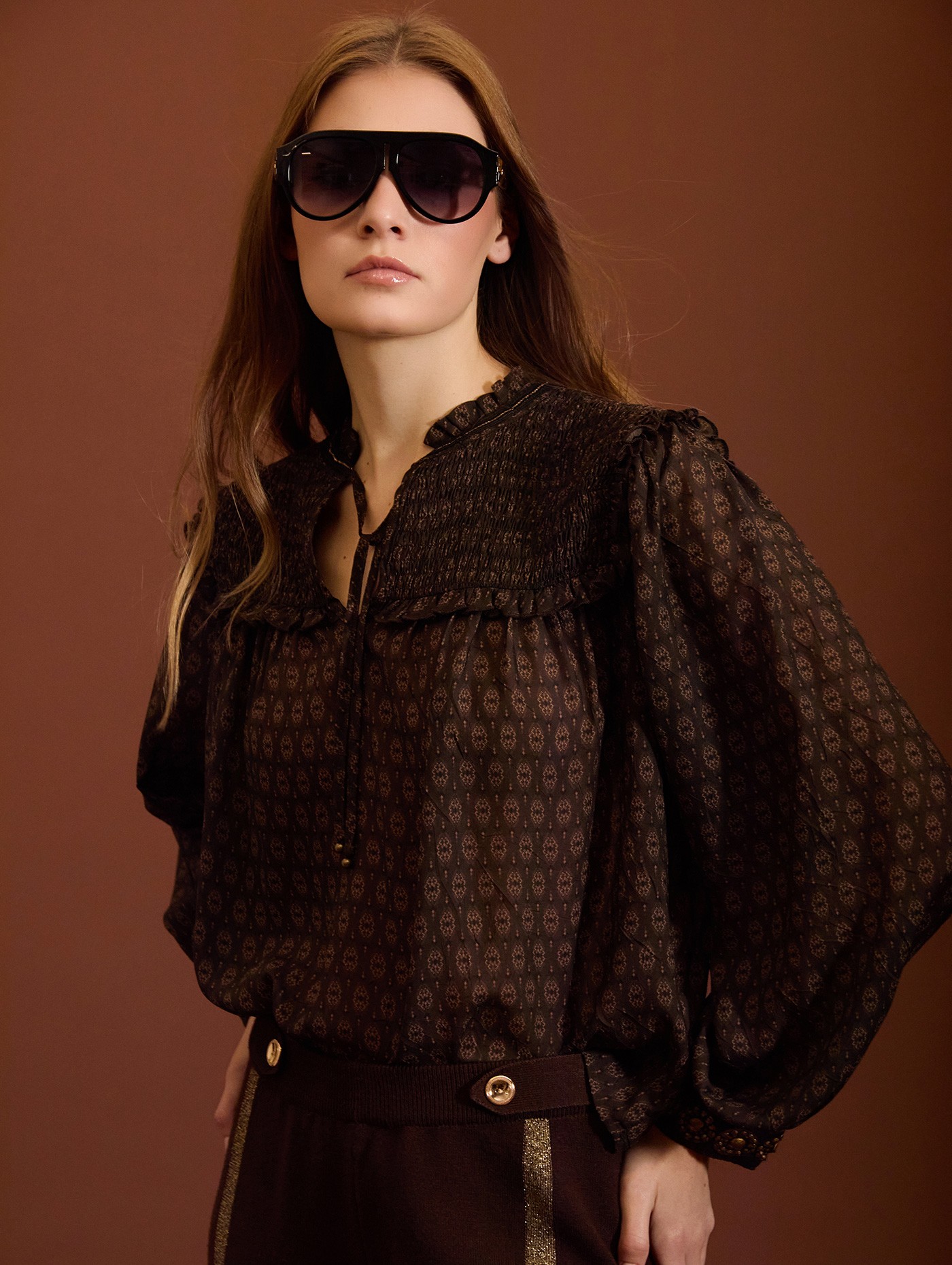 Blusa de gasa estampada con tachuelas 2