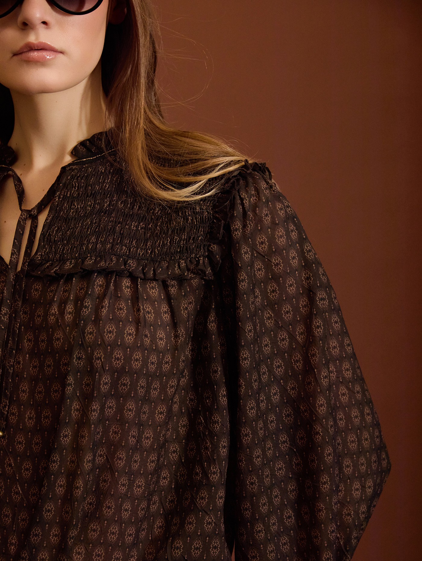 Blusa de gasa estampada con tachuelas 4