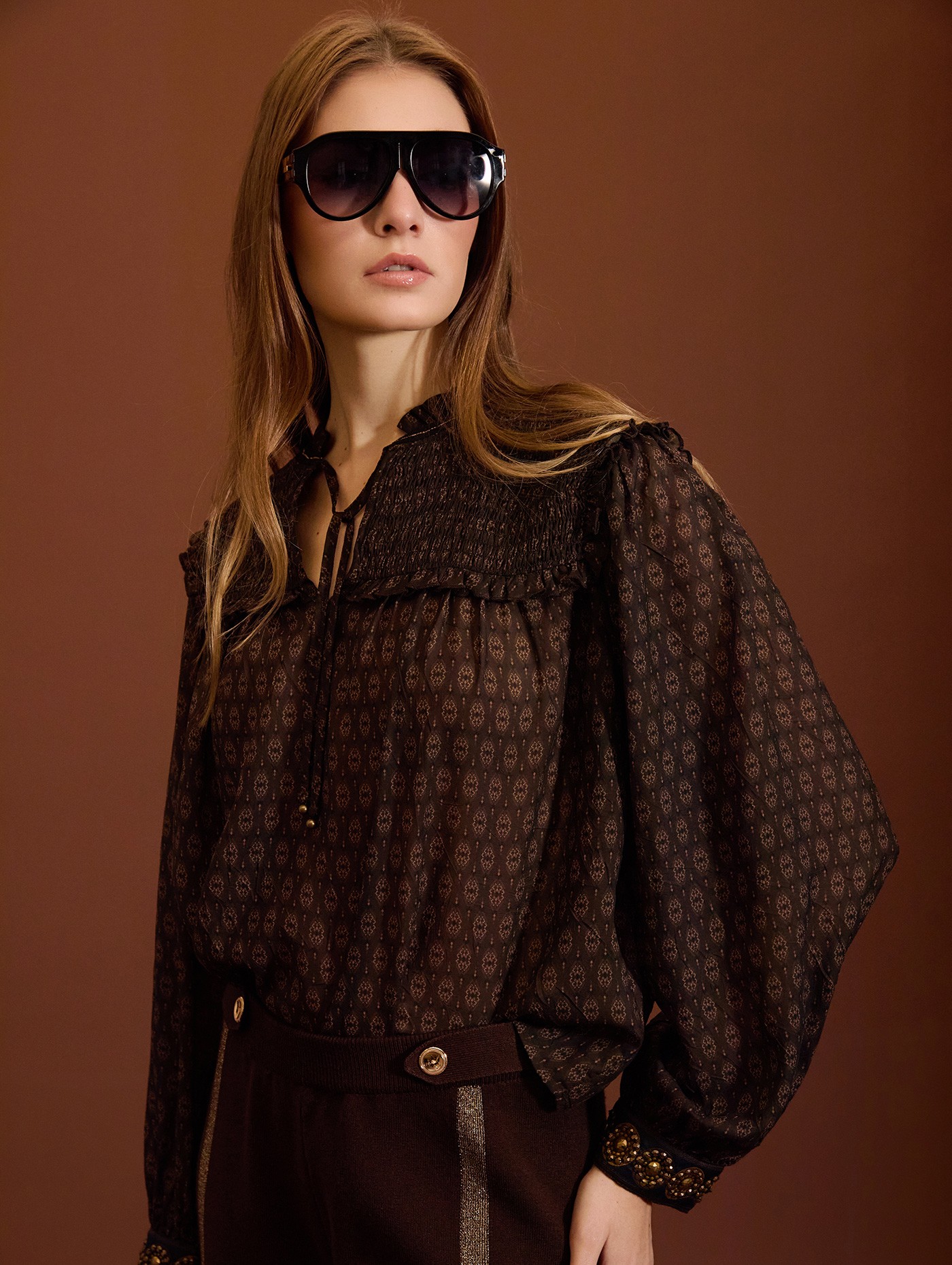 Blusa de gasa estampada con tachuelas 3