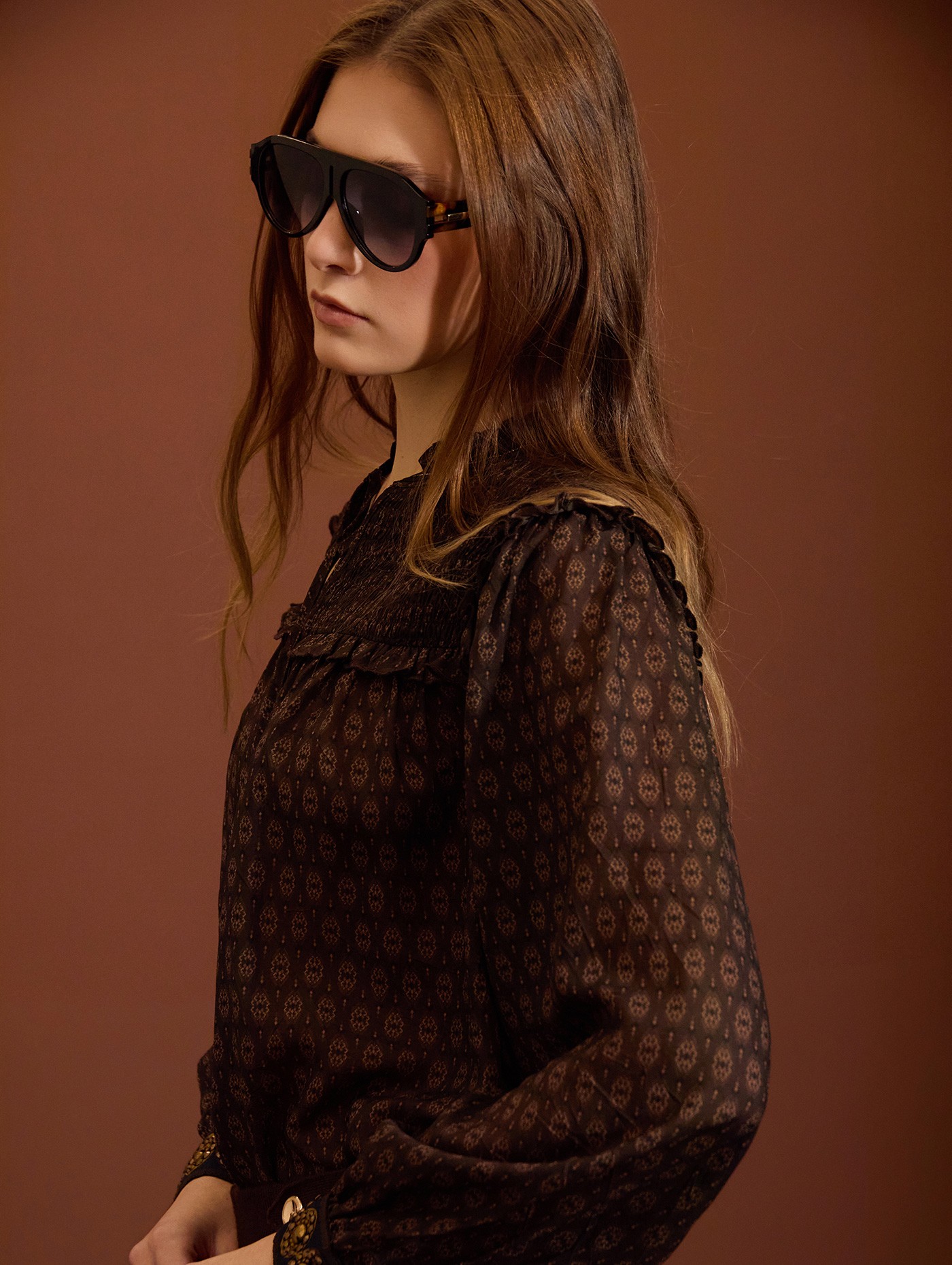 Blusa de gasa estampada con tachuelas 1