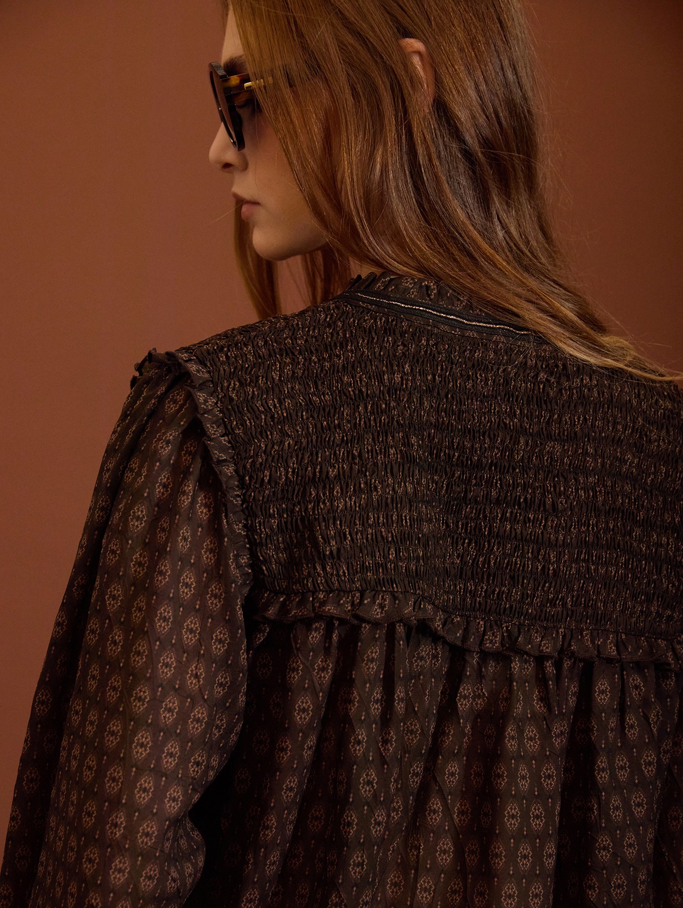 Blusa de gasa estampada con tachuelas 5