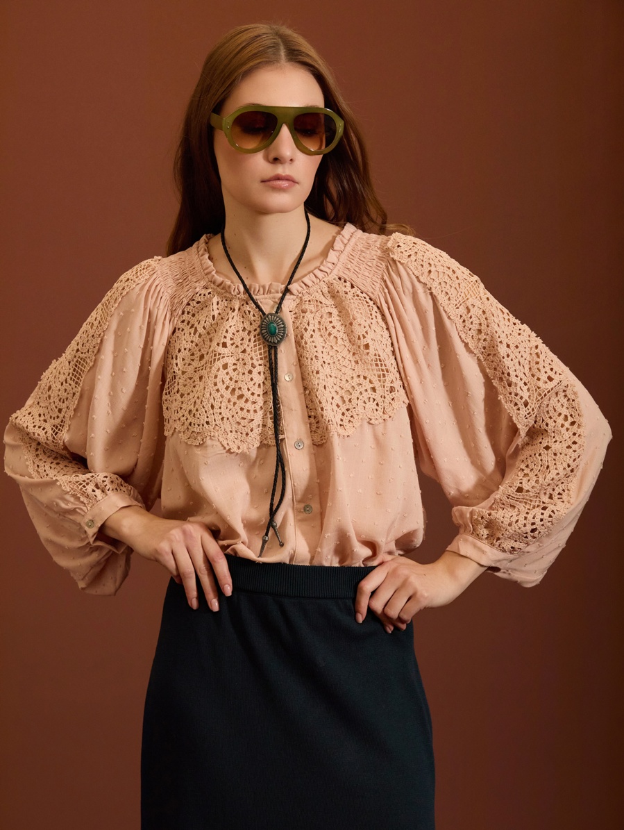 Blusa en plumeti y encaje