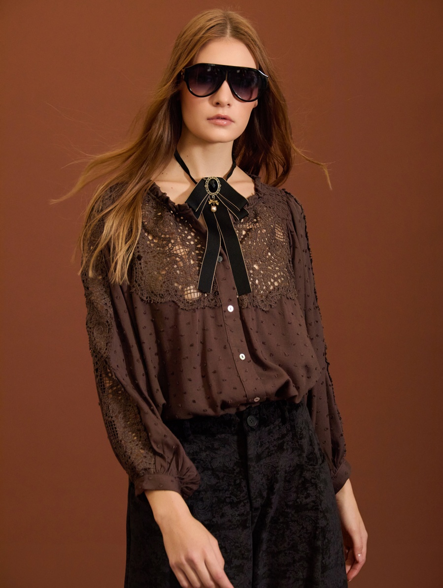 Blusa en plumeti y encaje