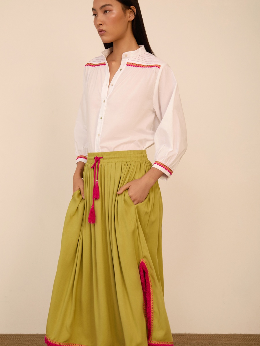 Falda midi con fornituras