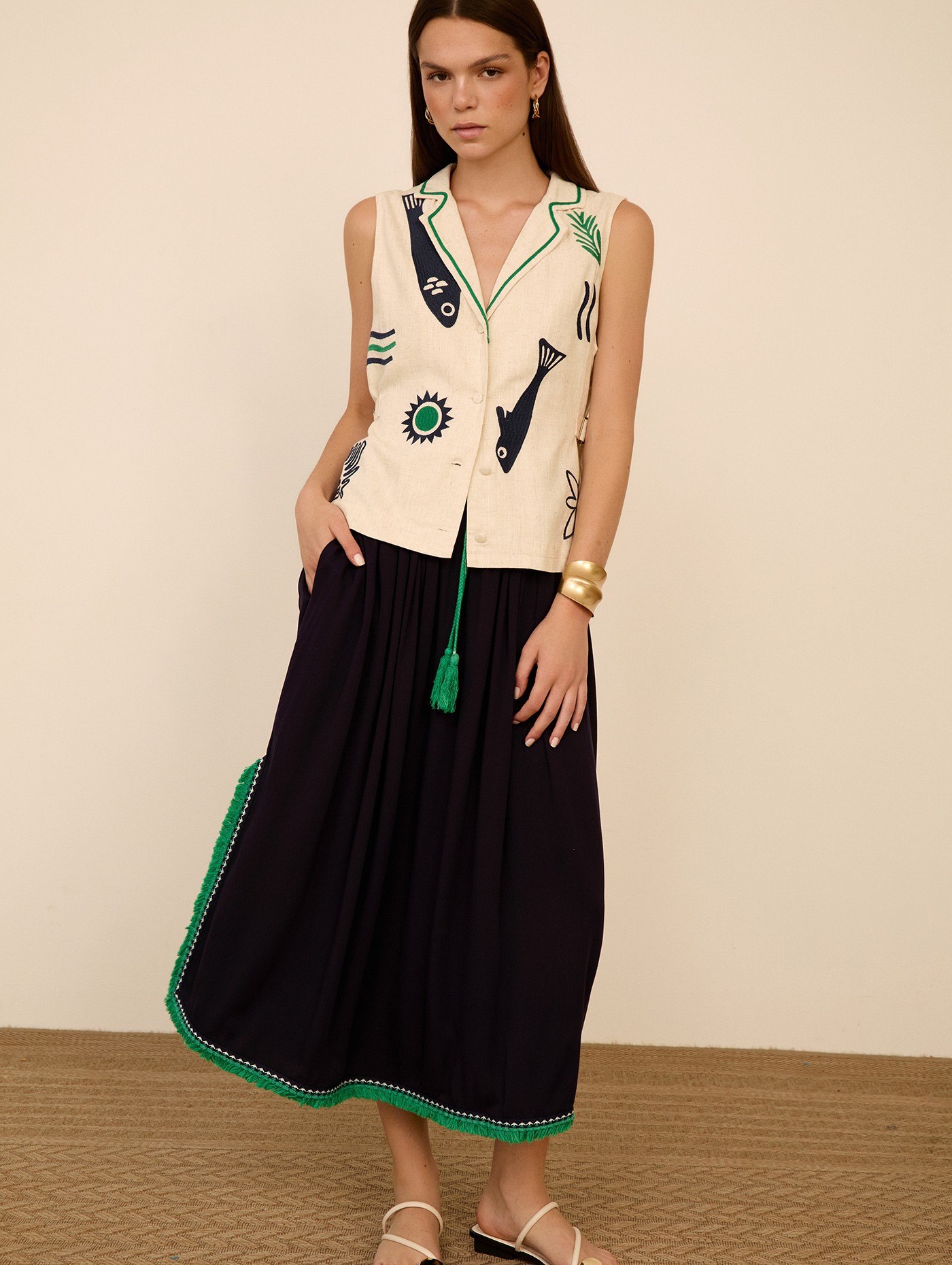 Falda midi con fornituras