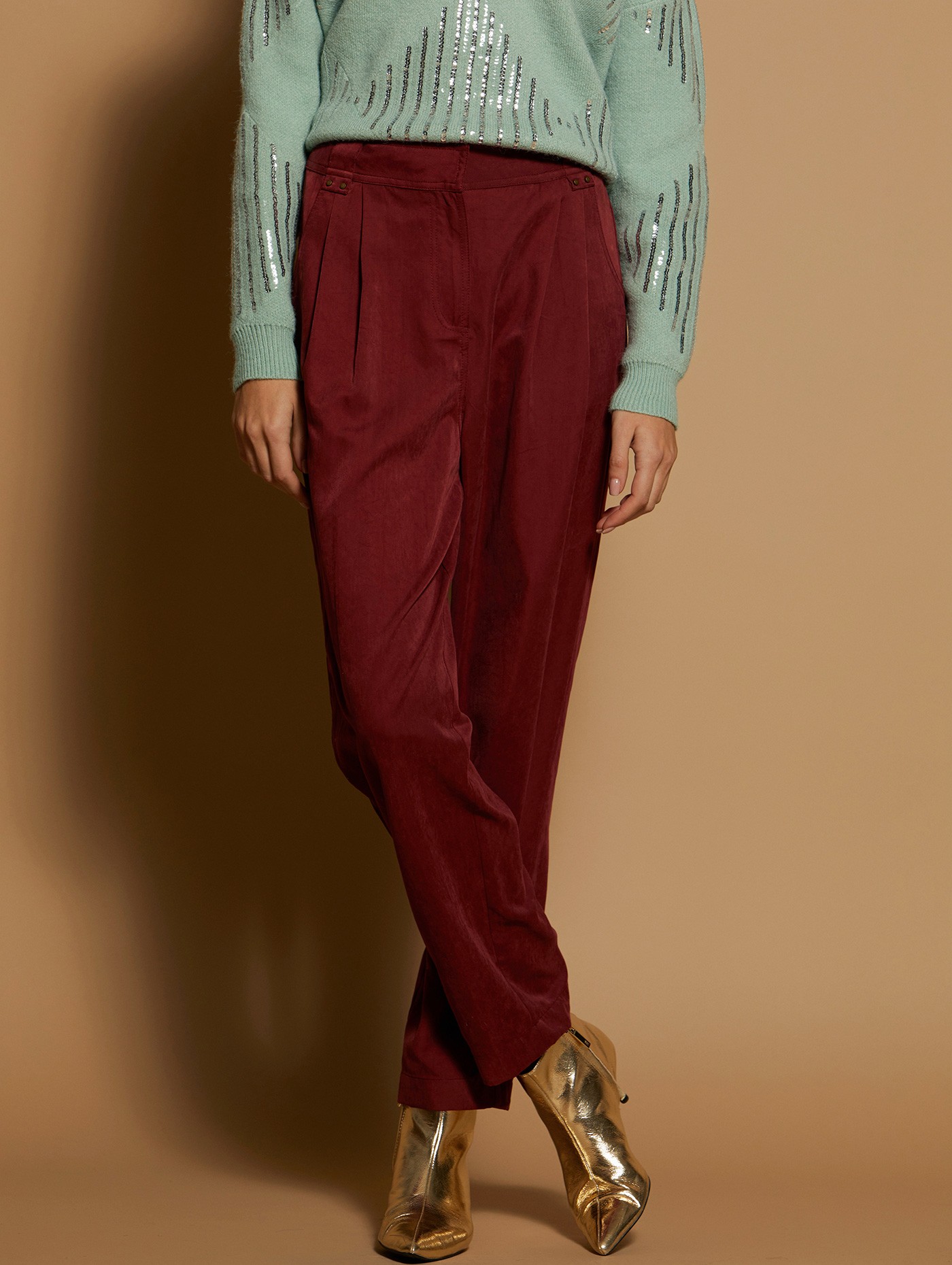 Pantalón de pinzas y tachuelas 3