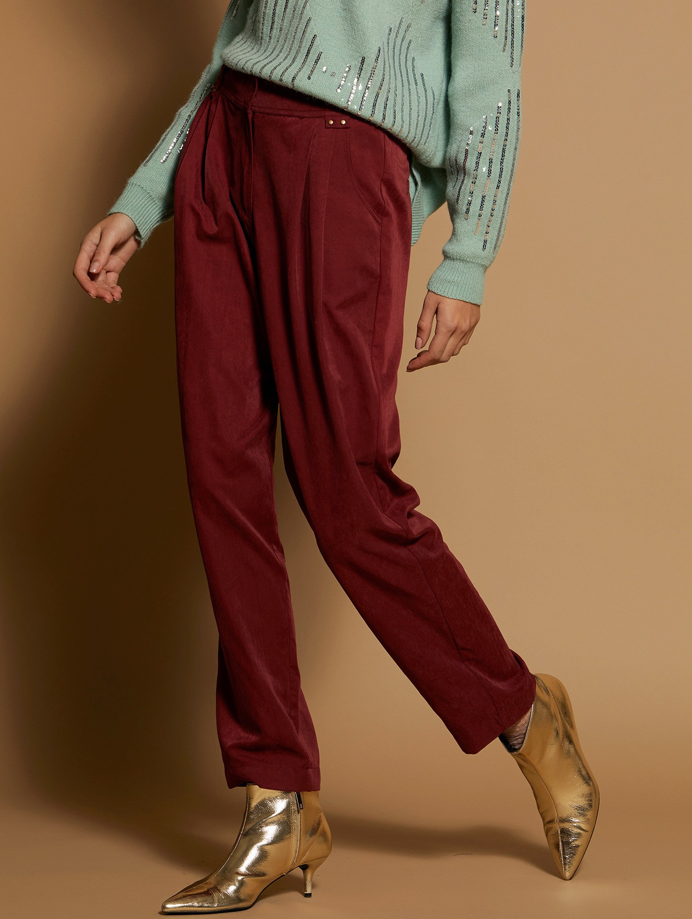 Pantalón de pinzas y tachuelas