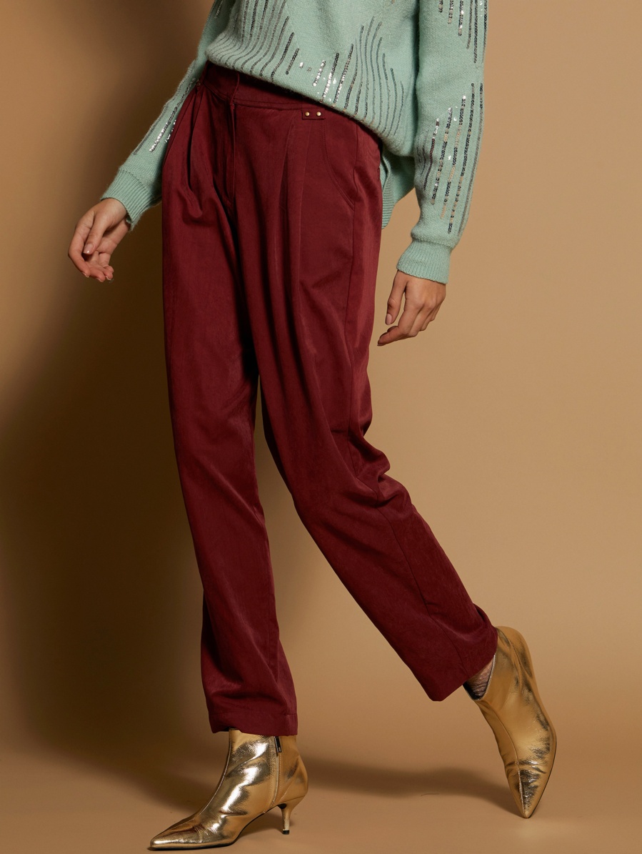 Pantalón de pinzas y tachuelas