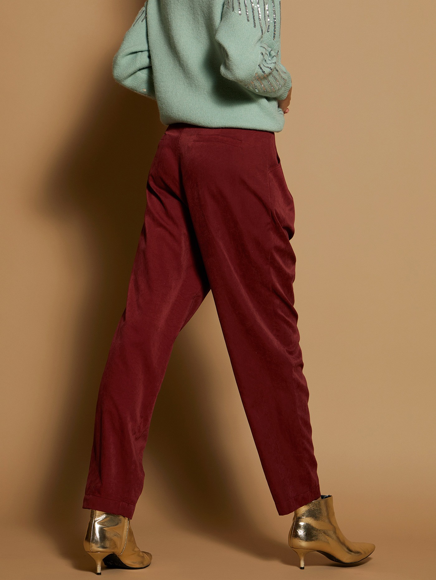 Pantalón de pinzas y tachuelas 1