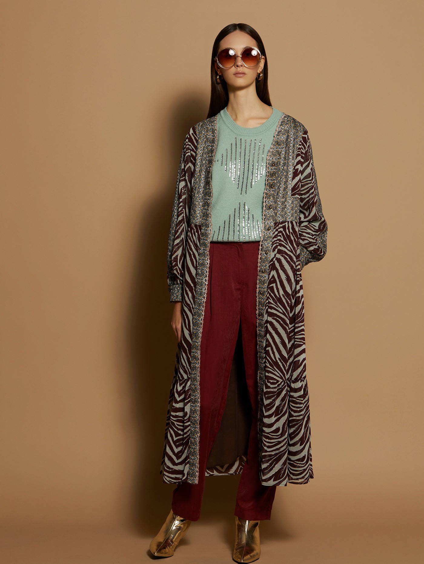 Pantalón de pinzas y tachuelas 2