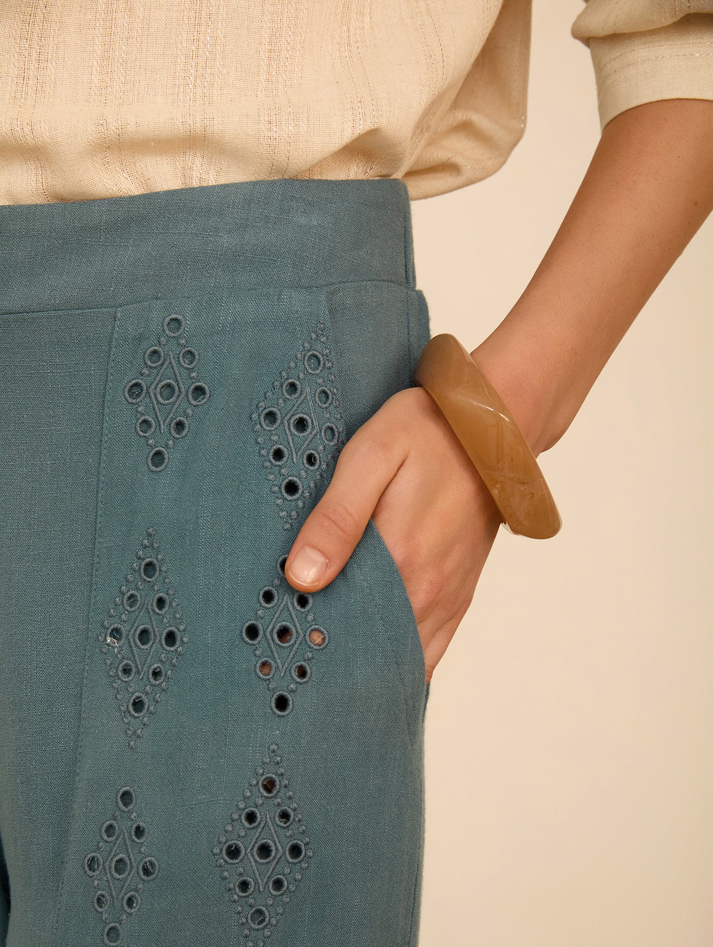 Pantalón largo bolsillos bordados 4