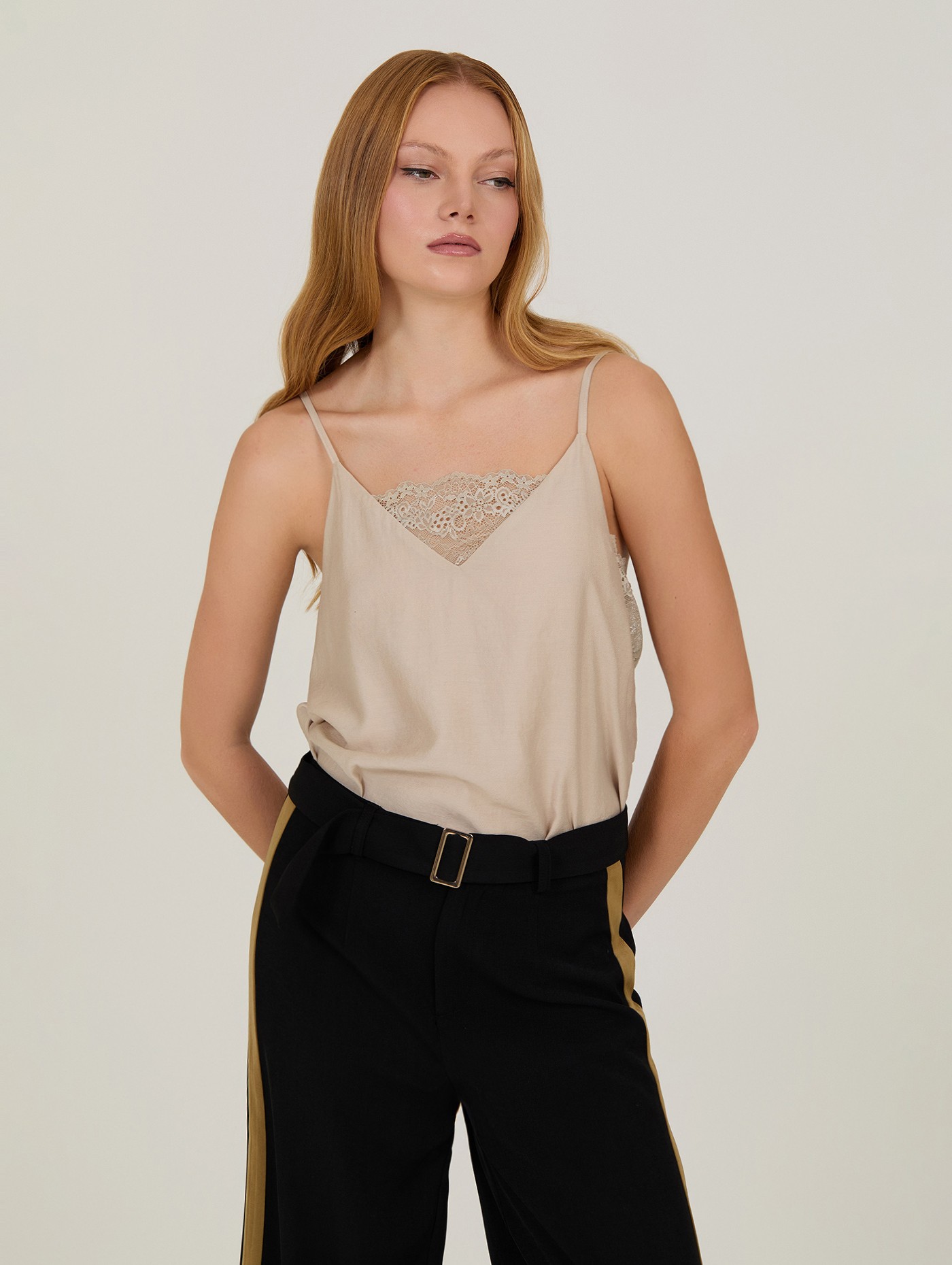 Top lencero con encaje