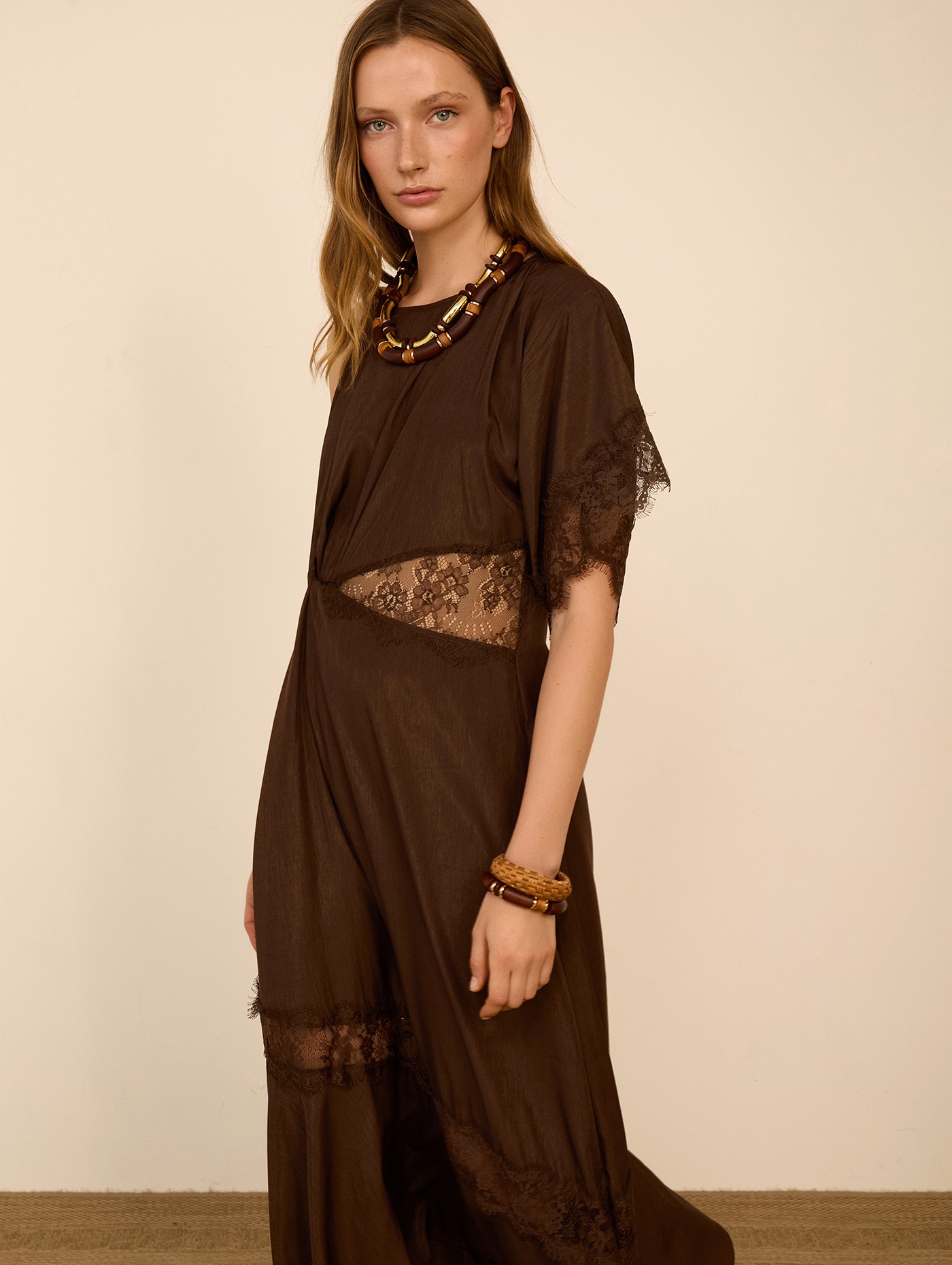 Vestido satinado encajes 1