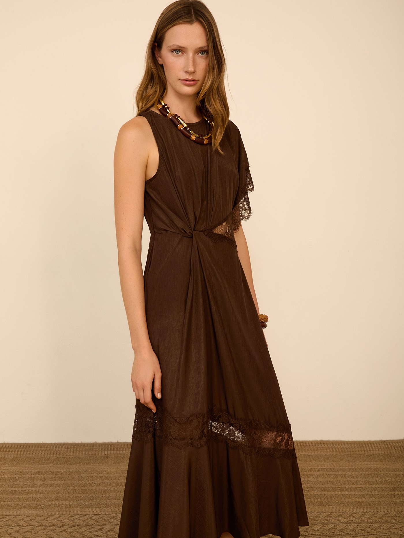 Vestido satinado encajes 4