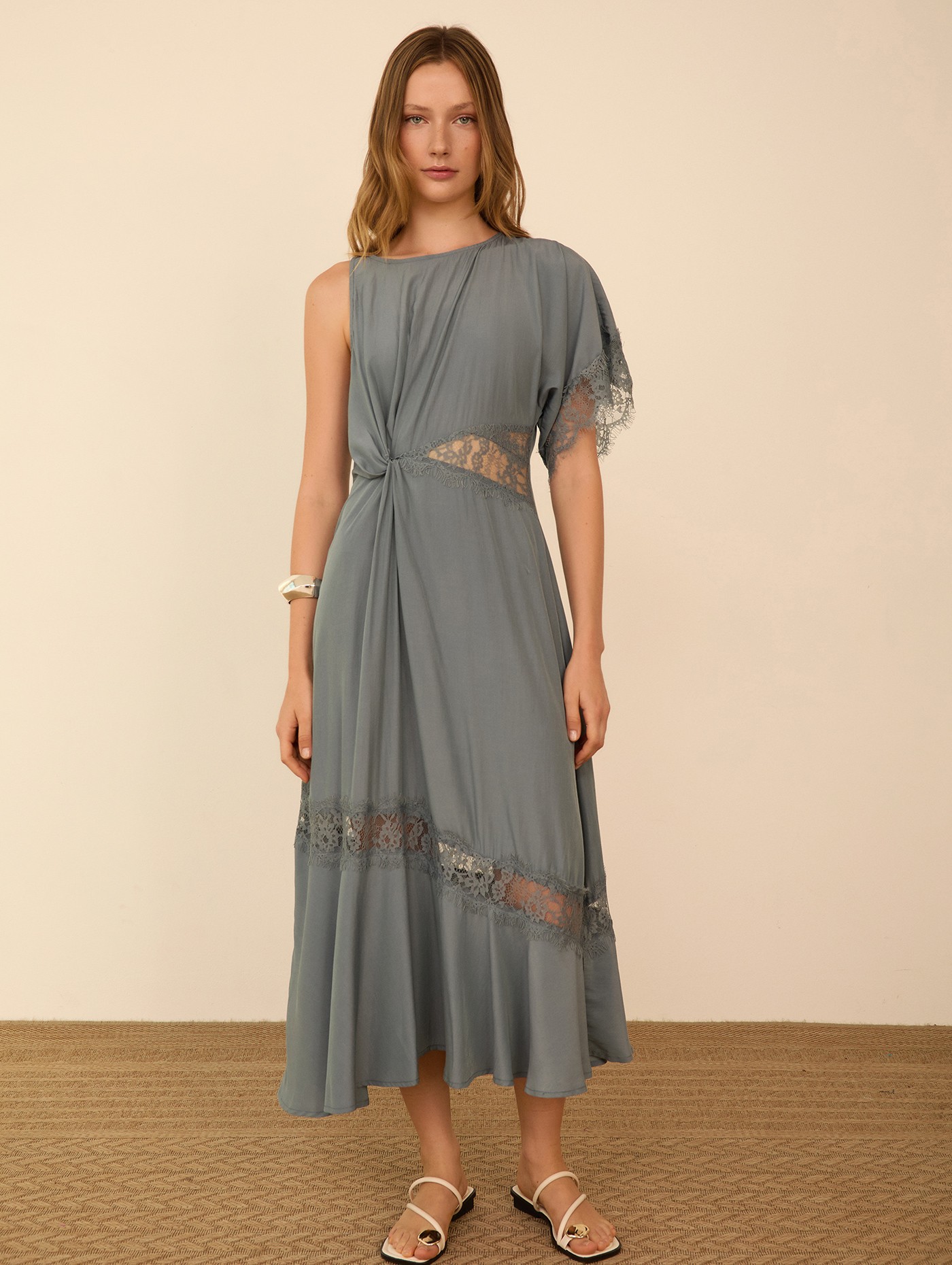 Vestido satinado encajes