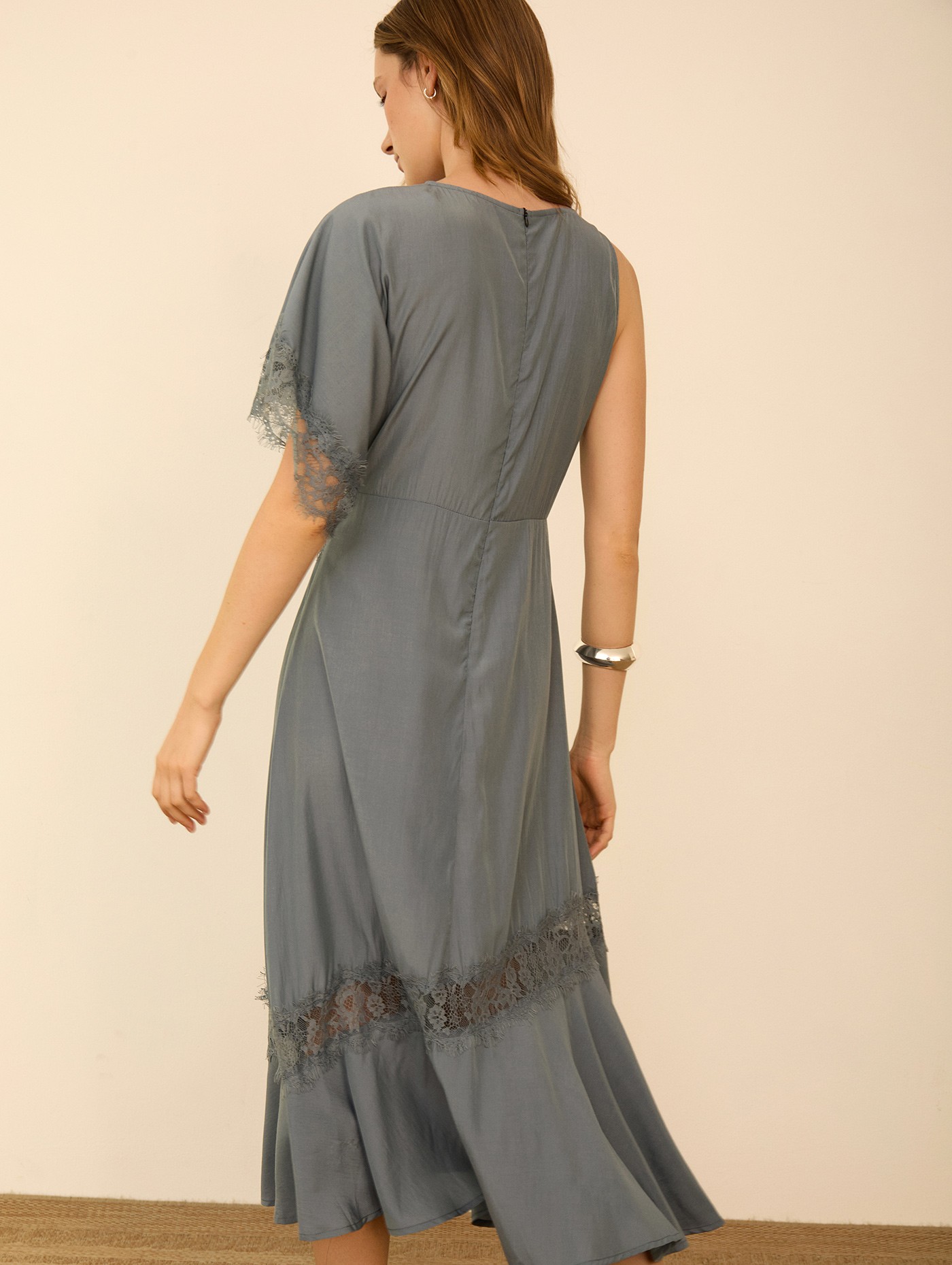 Vestido satinado encajes 3