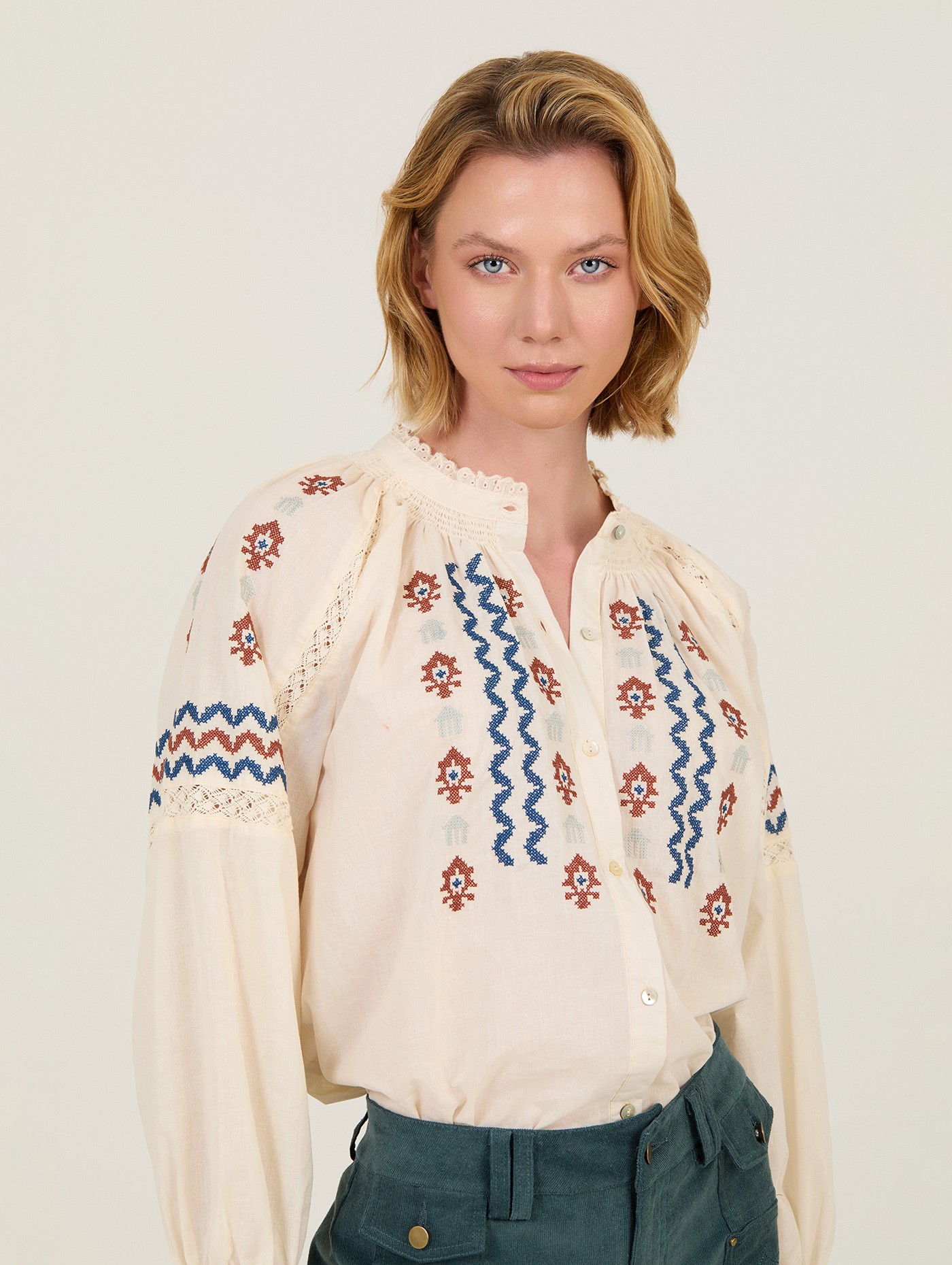 Blusa de algodón bordada 6