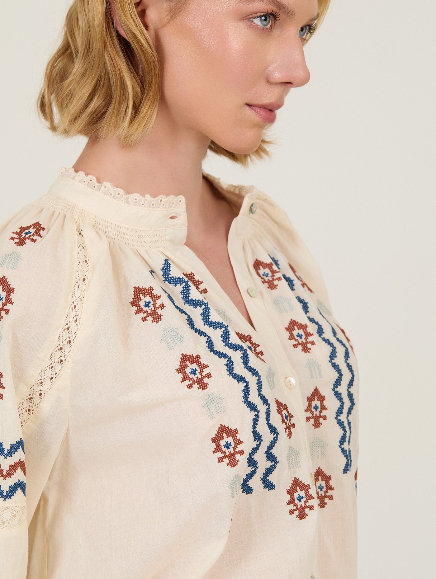 Blusa de algodón bordada 5
