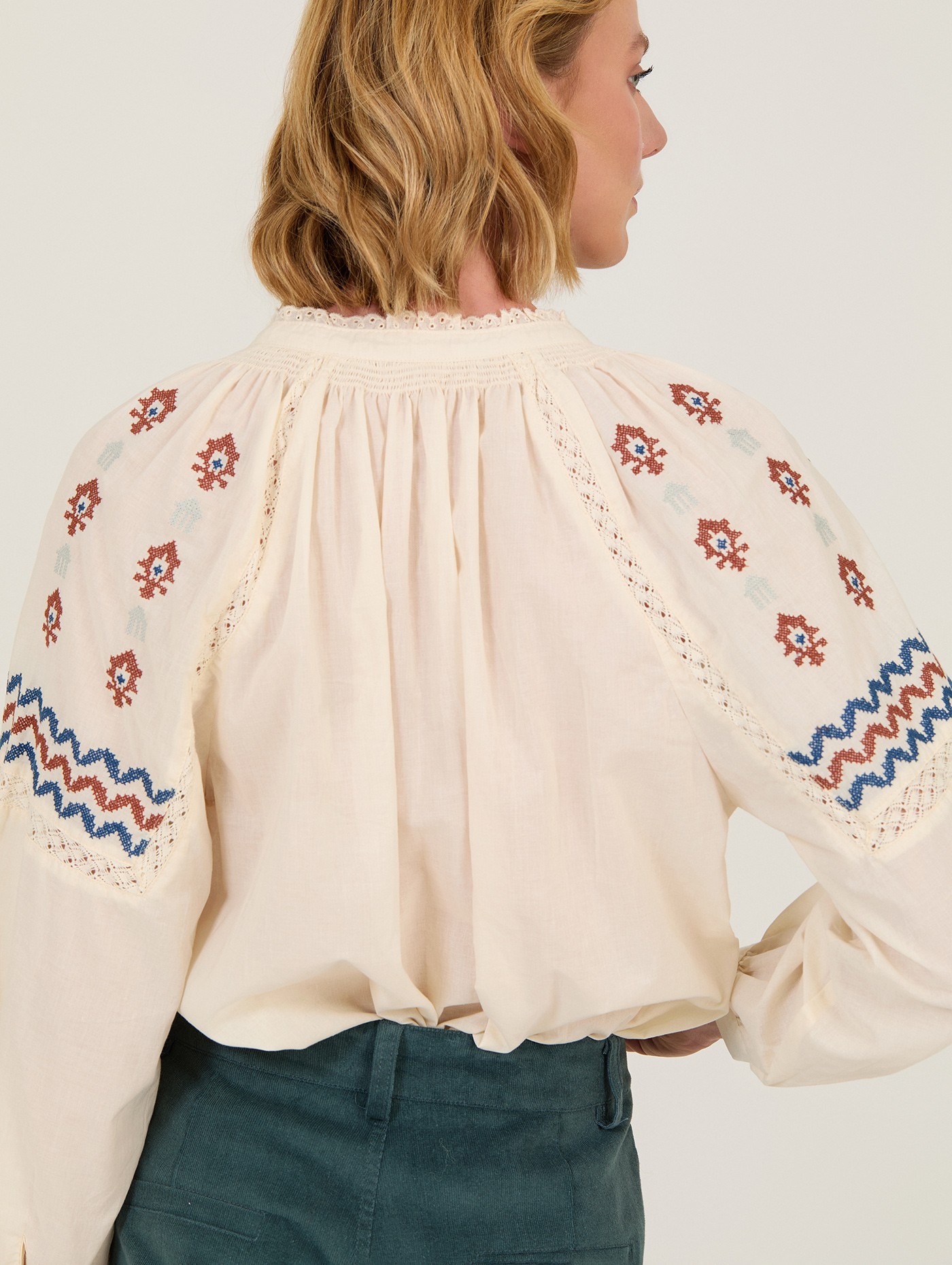 Blusa de algodón bordada 2