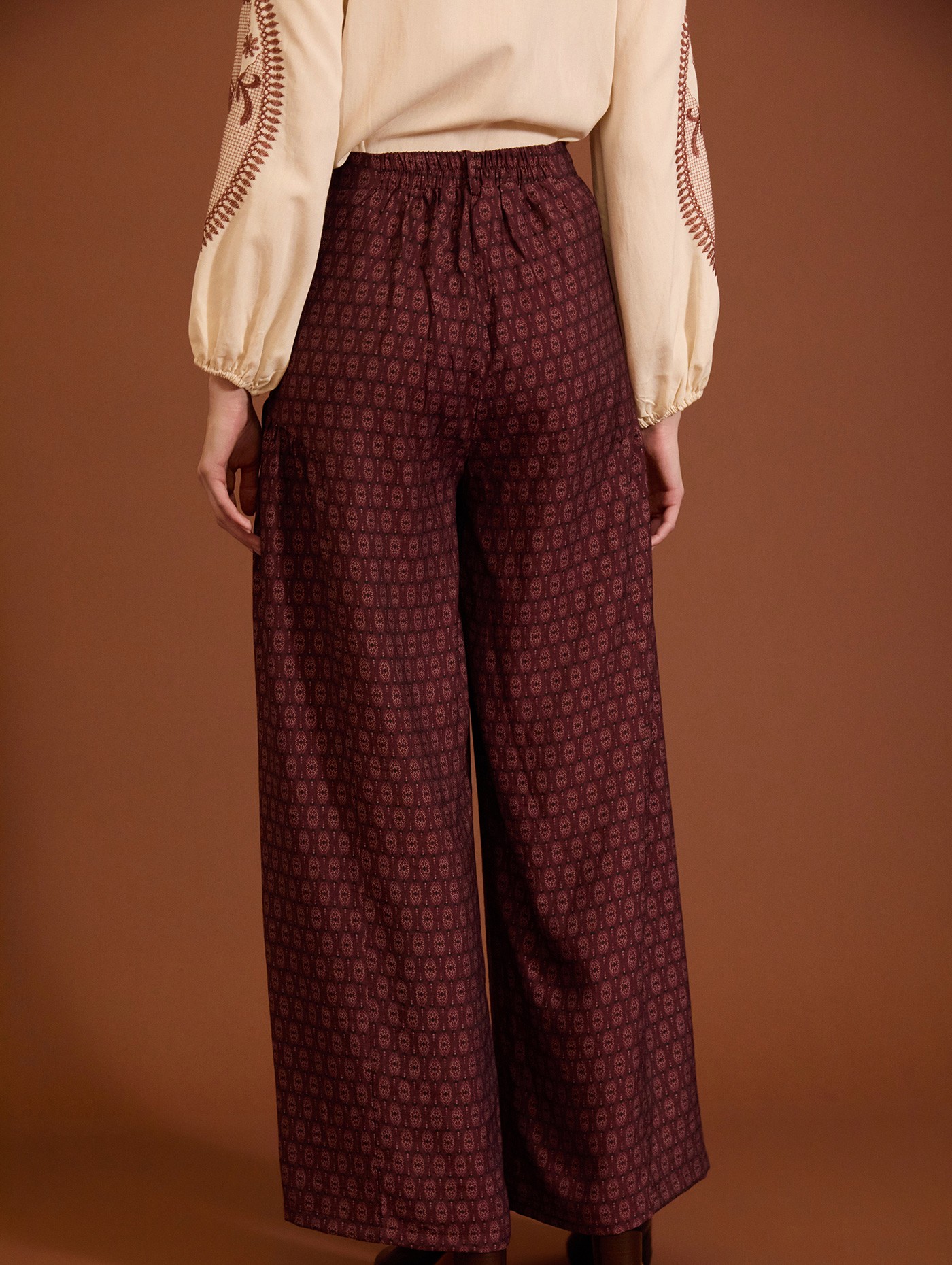 Pantalones palazzo con estampado geométrico